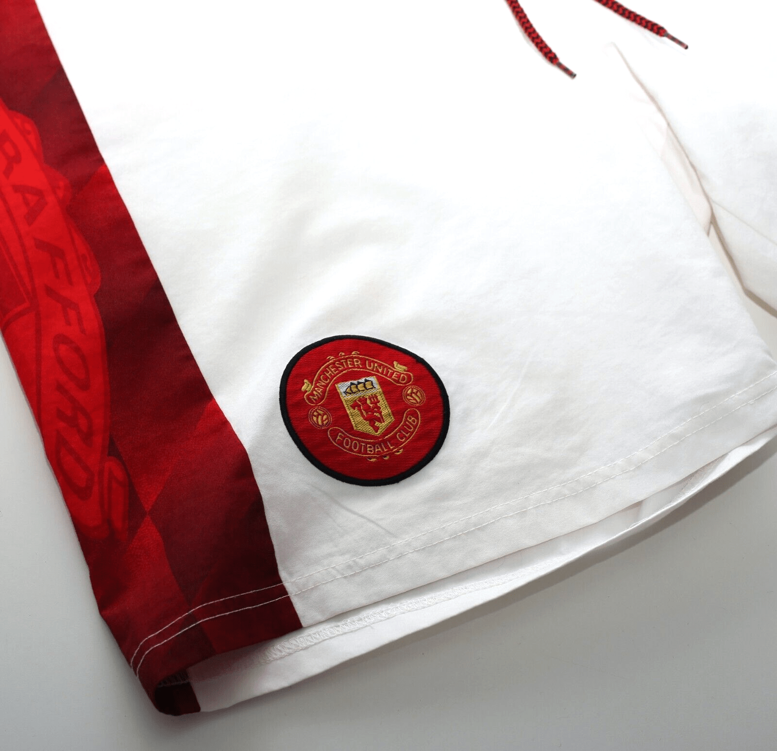 1996/98 MANCHESTER UNITED Vintage Umbro Home Football Shorts (34 Waist)