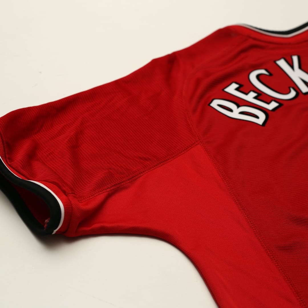 2000/02 Beckham #7 Manchester United Vintage Umbro Home Football Shirt (L)