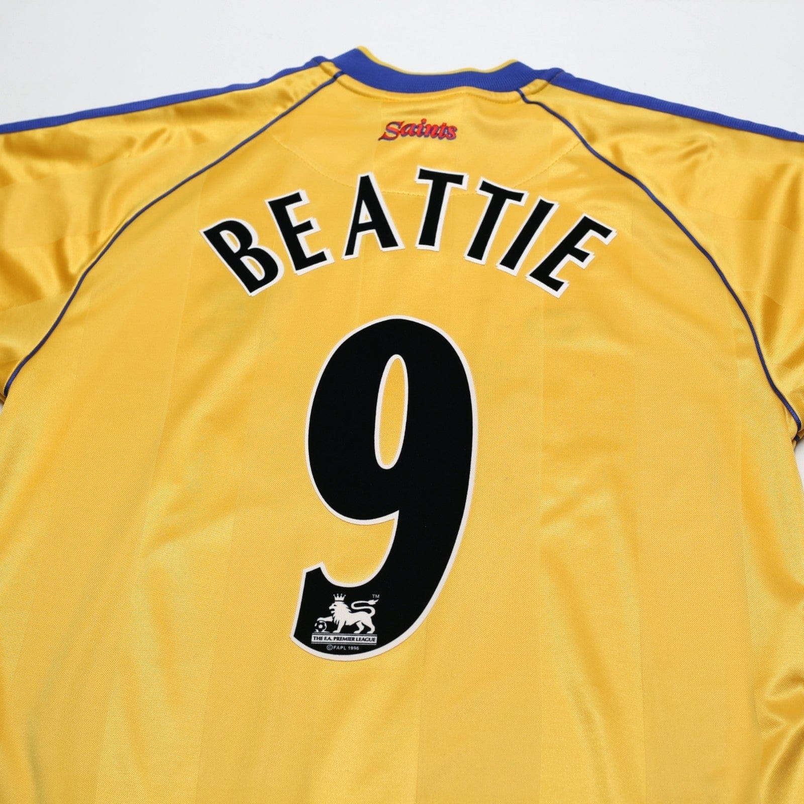 2002/04 Beattie #9 Southampton Vintage Saints Away Football Shirt (M)