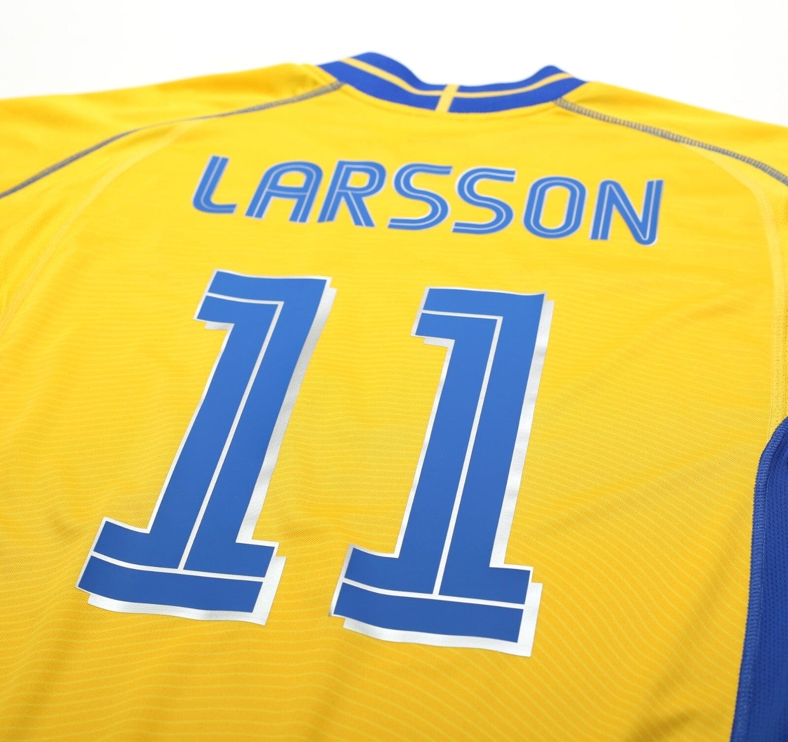 2003/04 LARSSON #11 Sweden Vintage Umbro Home Football Shirt (M) Euro 2004