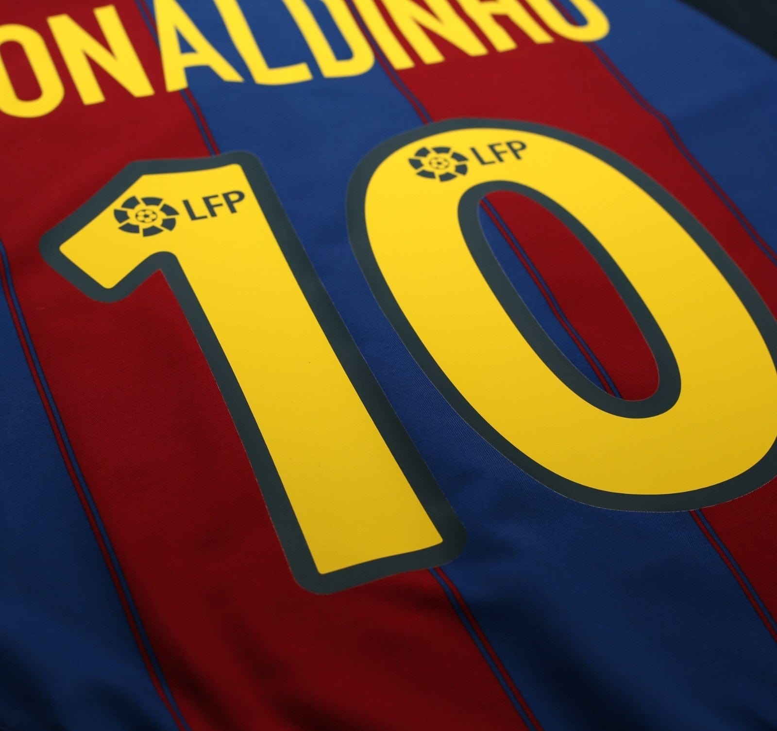 2003/04 RONALDINHO #10 Barcelona Vintage Nike Home Football Shirt (M)