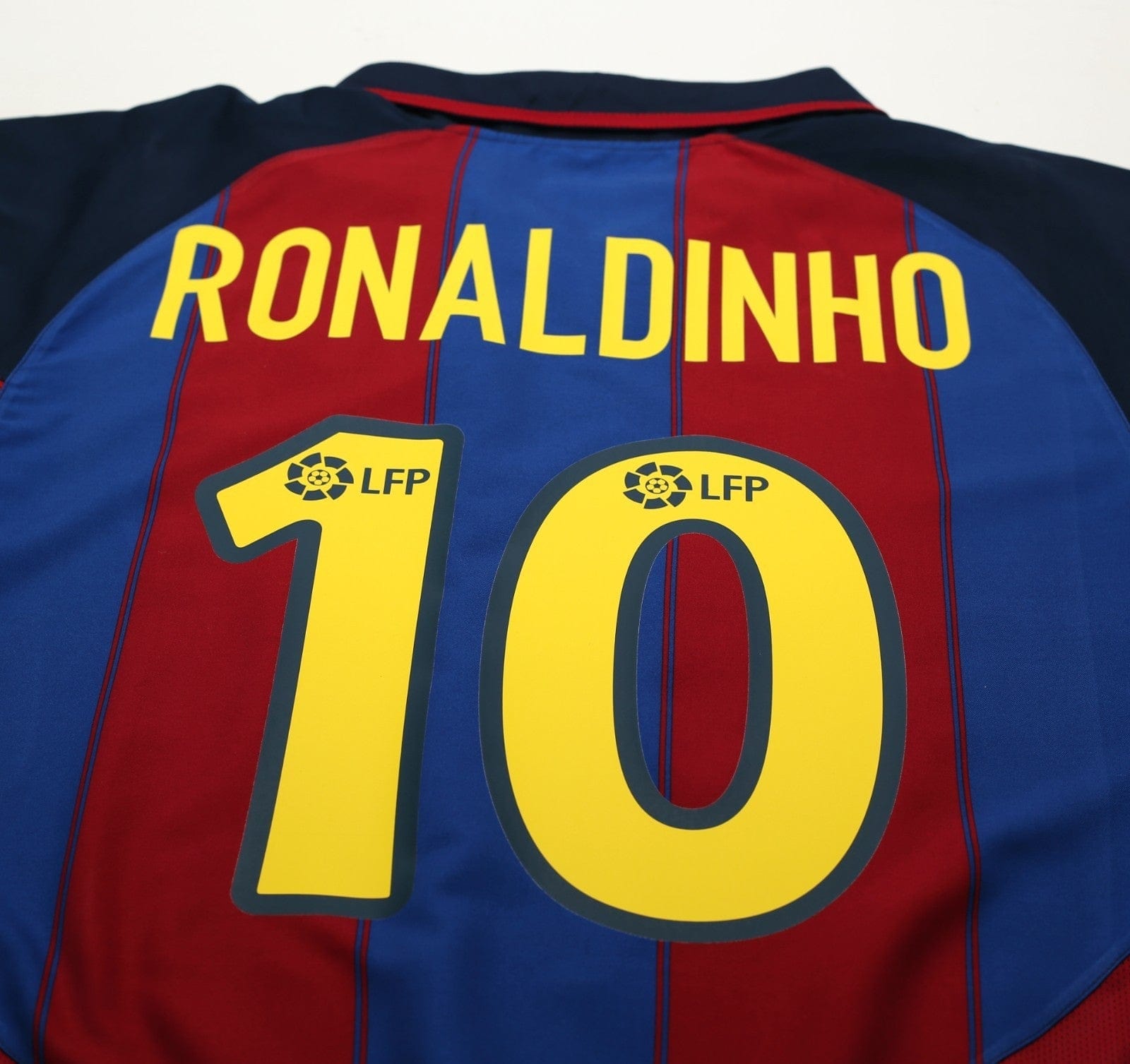 2003/04 RONALDINHO #10 Barcelona Vintage Nike Home Football Shirt (M)