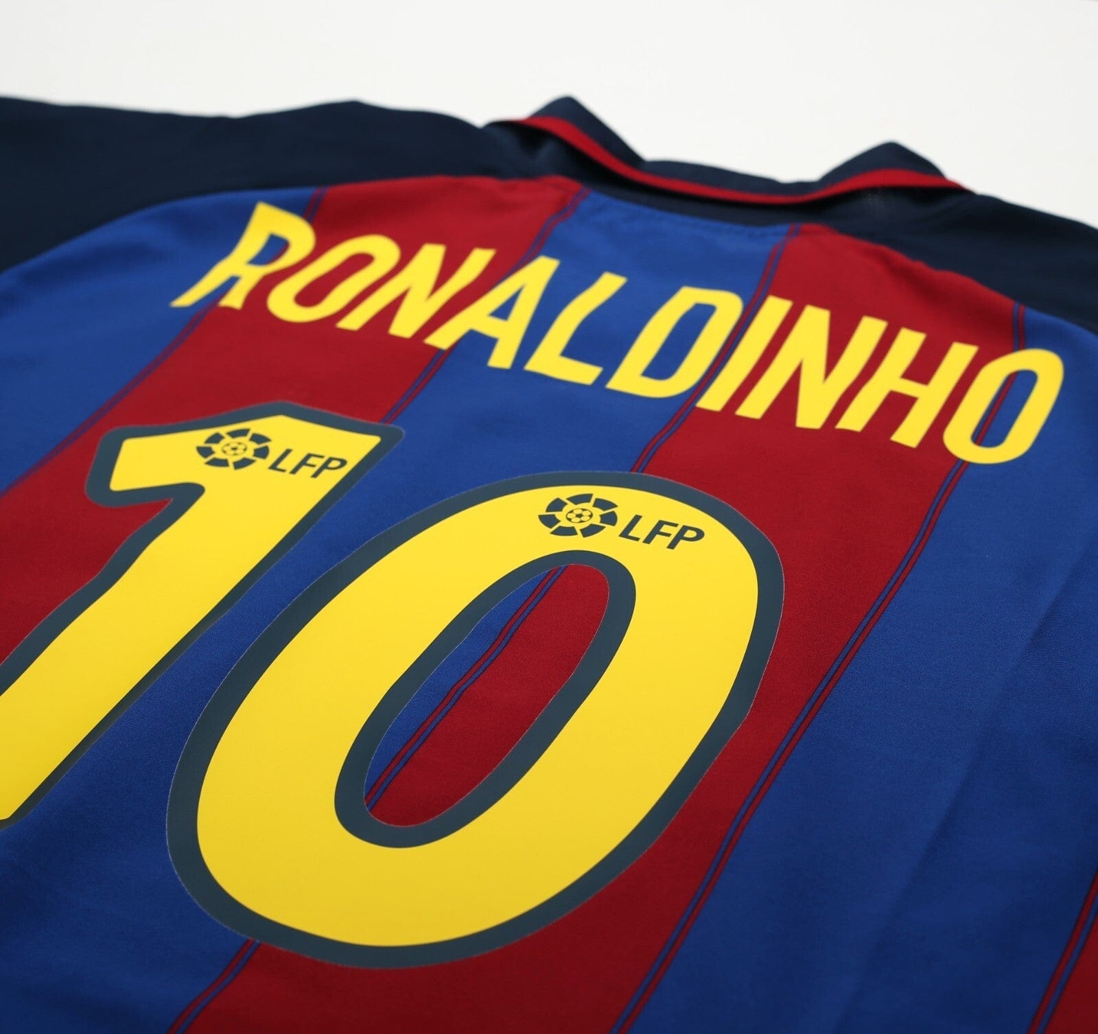 2003/04 RONALDINHO #10 Barcelona Vintage Nike Home Football Shirt (XL)