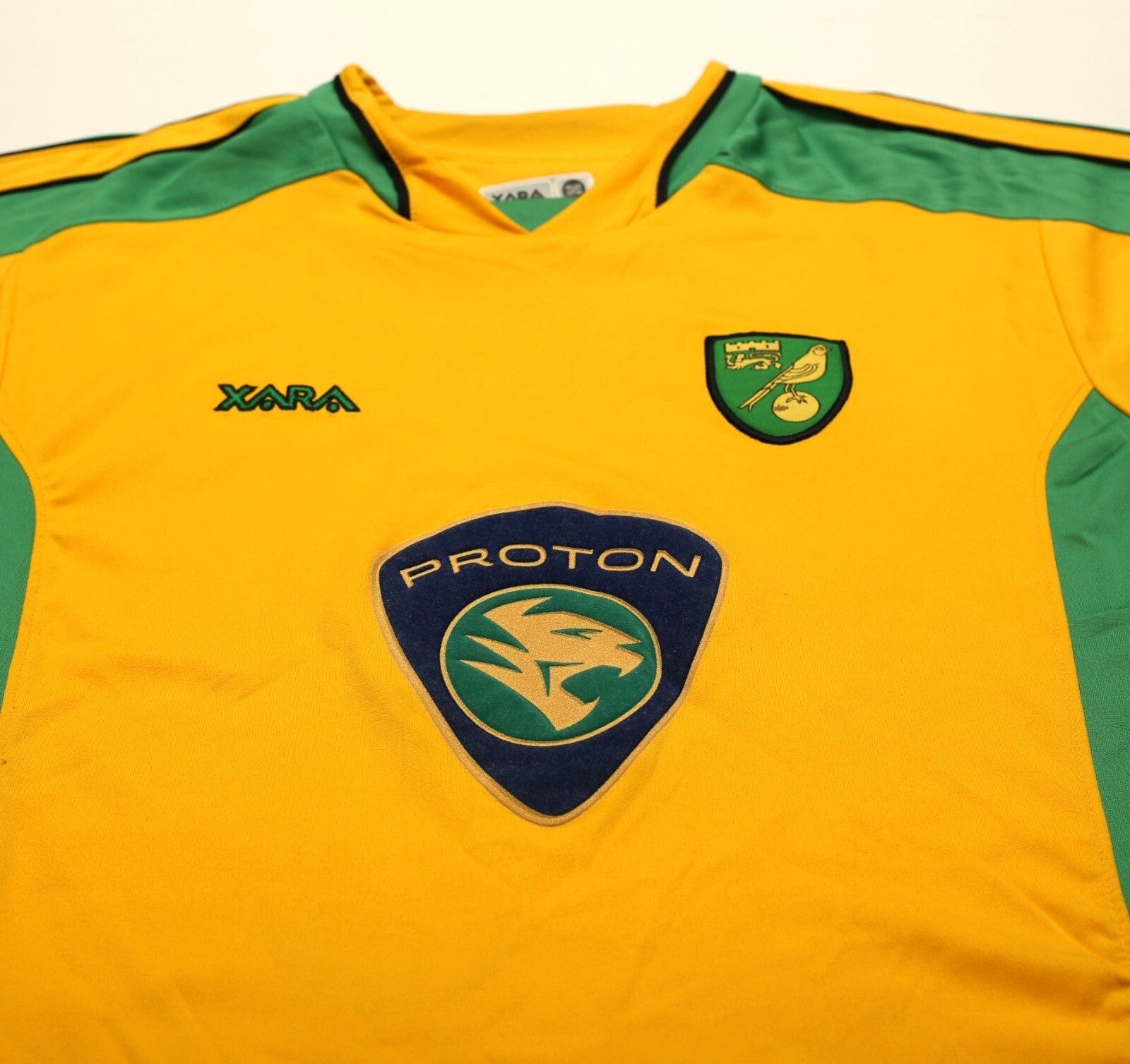 2004/05 ASHTON #36 Norwich City Vintage XARA Home Football Shirt (M)