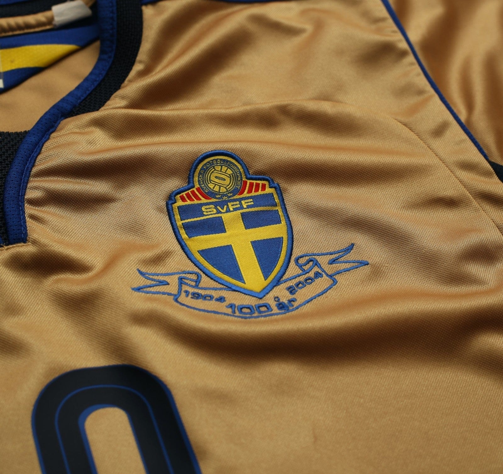 2004/05 IBRAHIMOVIC #10 Sweden Vintage Umbro Centenary Football Shirt (M/L)