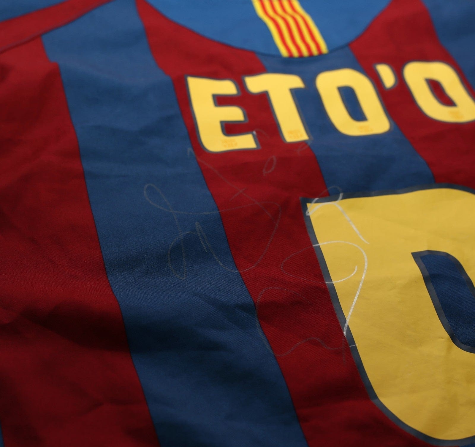 2005/06 ETO'O #9 Barcelona Vintage Nike Home Football Shirt (M) SIGNED