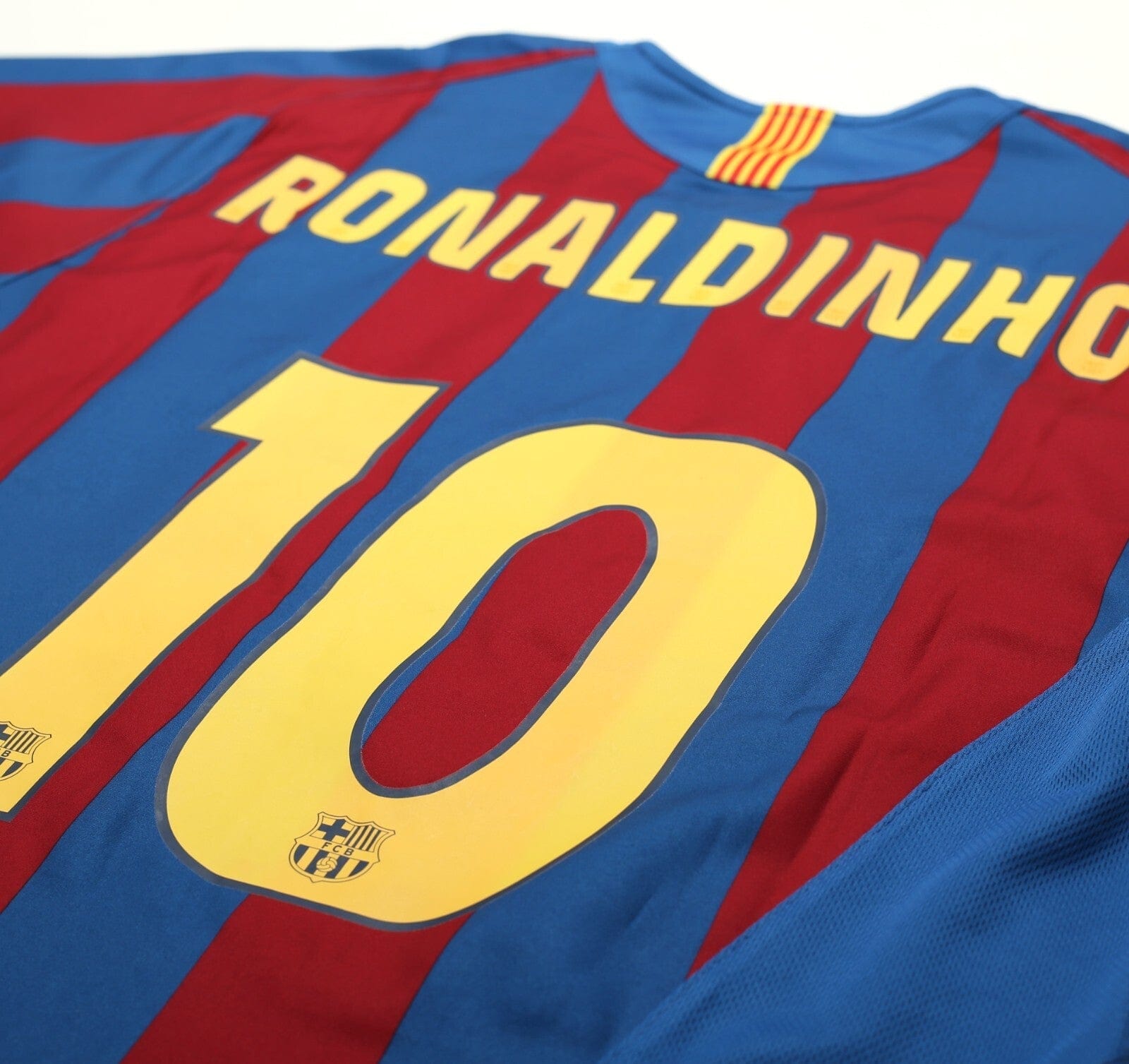 2005/06 RONALDINHO #10 Barcelona Vintage Nike Home Football Shirt (M)