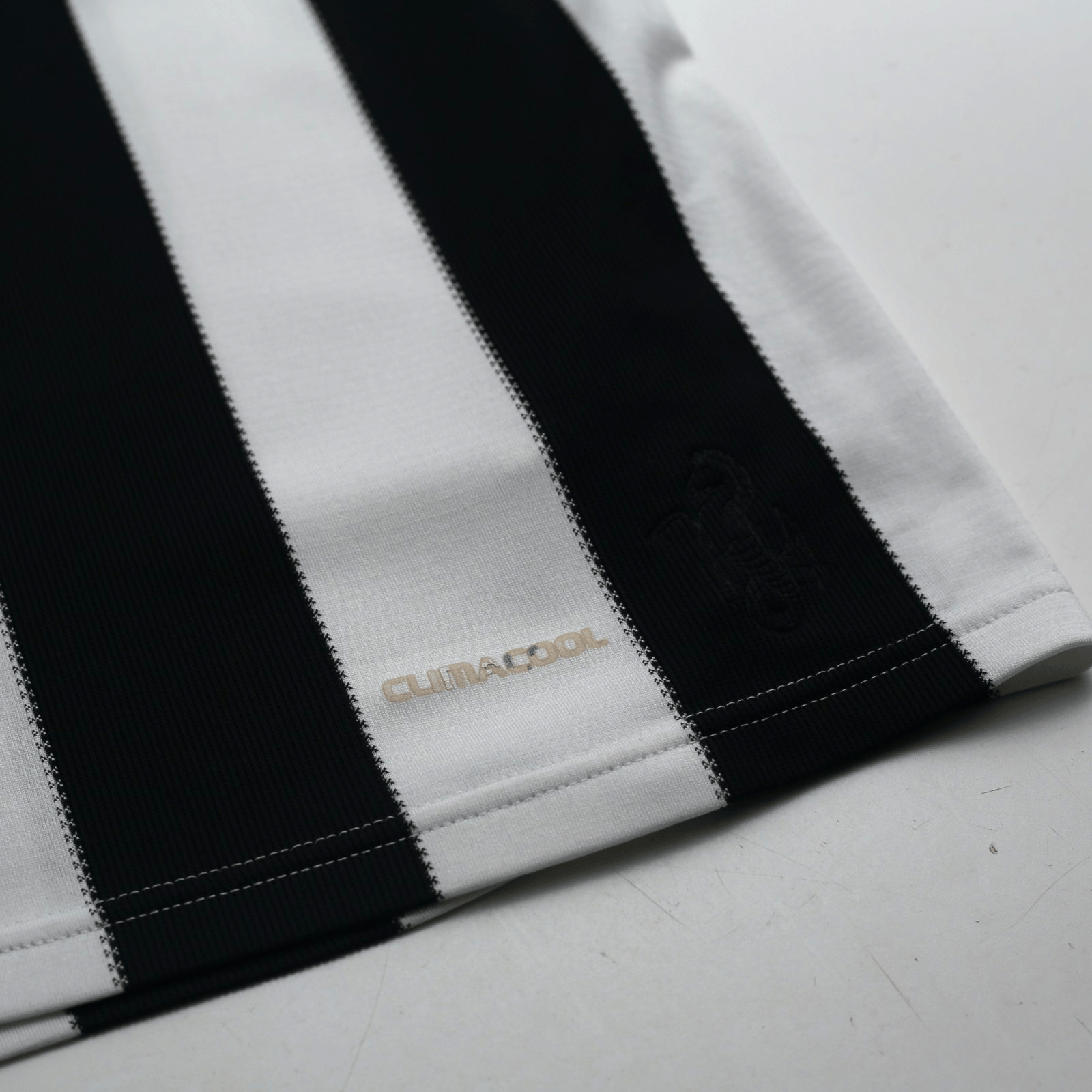 2009/10 Ameobi #23 Newcastle United Vintage adidas Home Football Shirt (L)