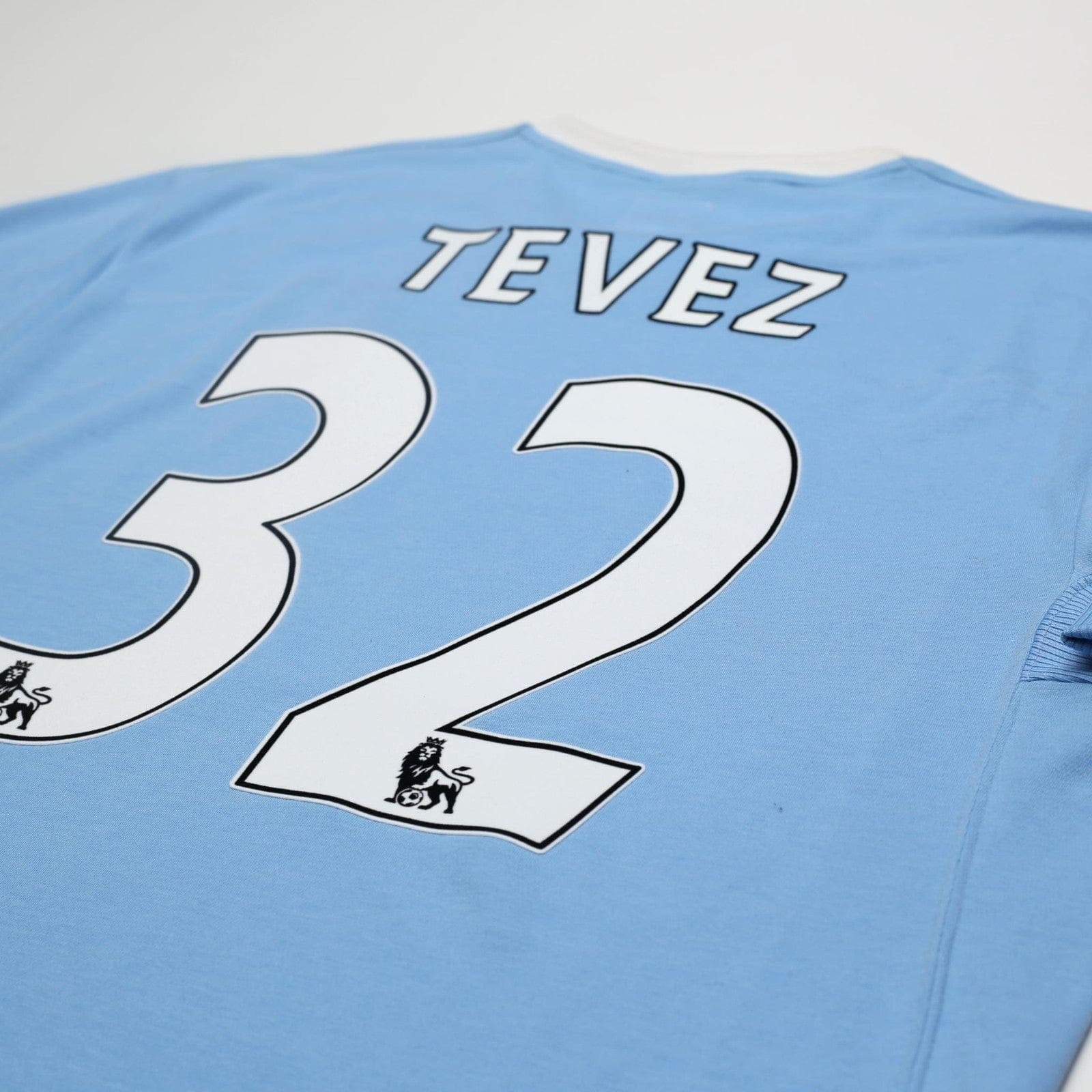 2009/10 Tevez #32 Manchester City Vintage Umbro Home Football Shirt (L) 44
