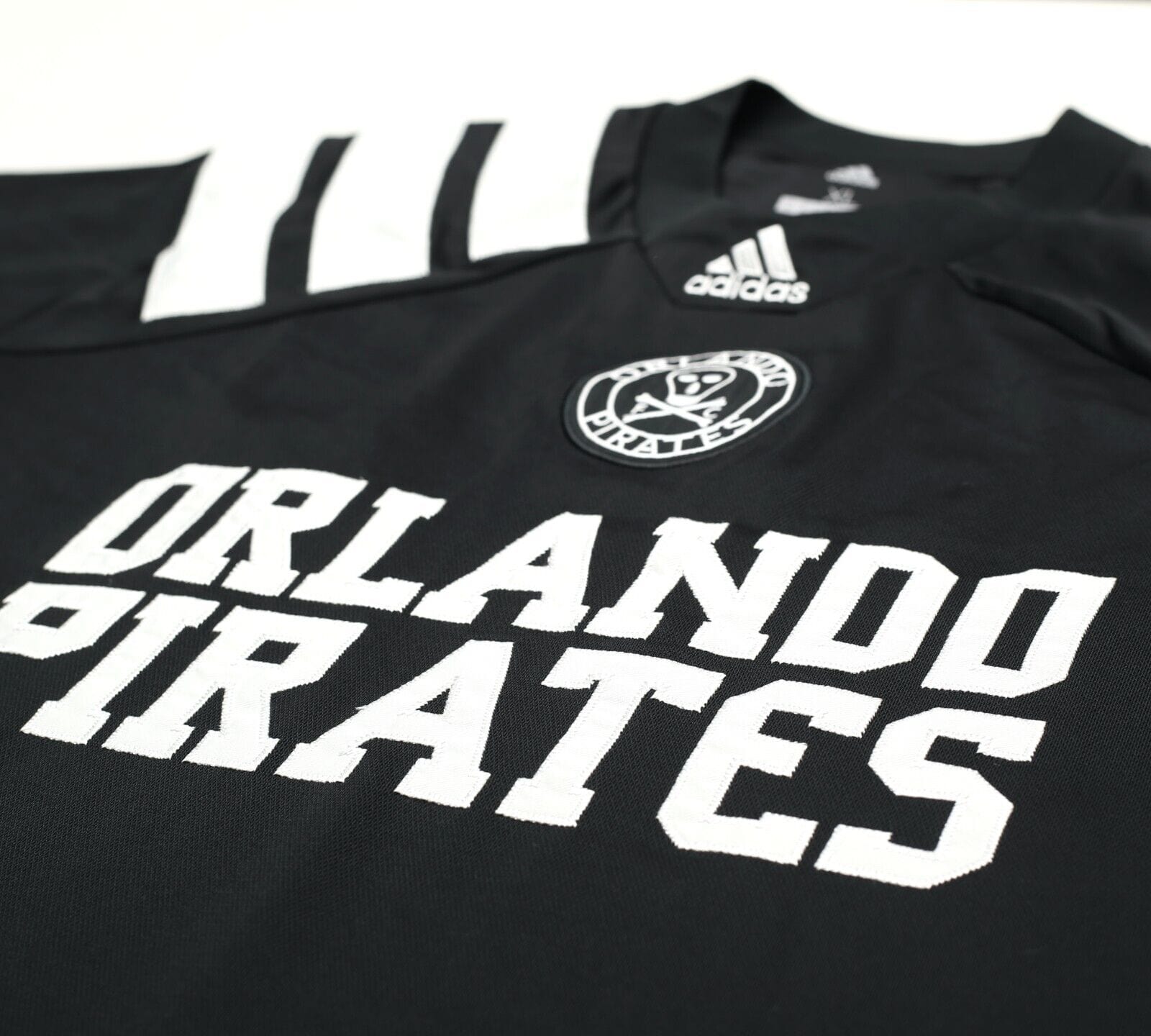 2017/18 ORLANDO PIRATES #37 Retro adidas Football Shirt Jersey (XL)