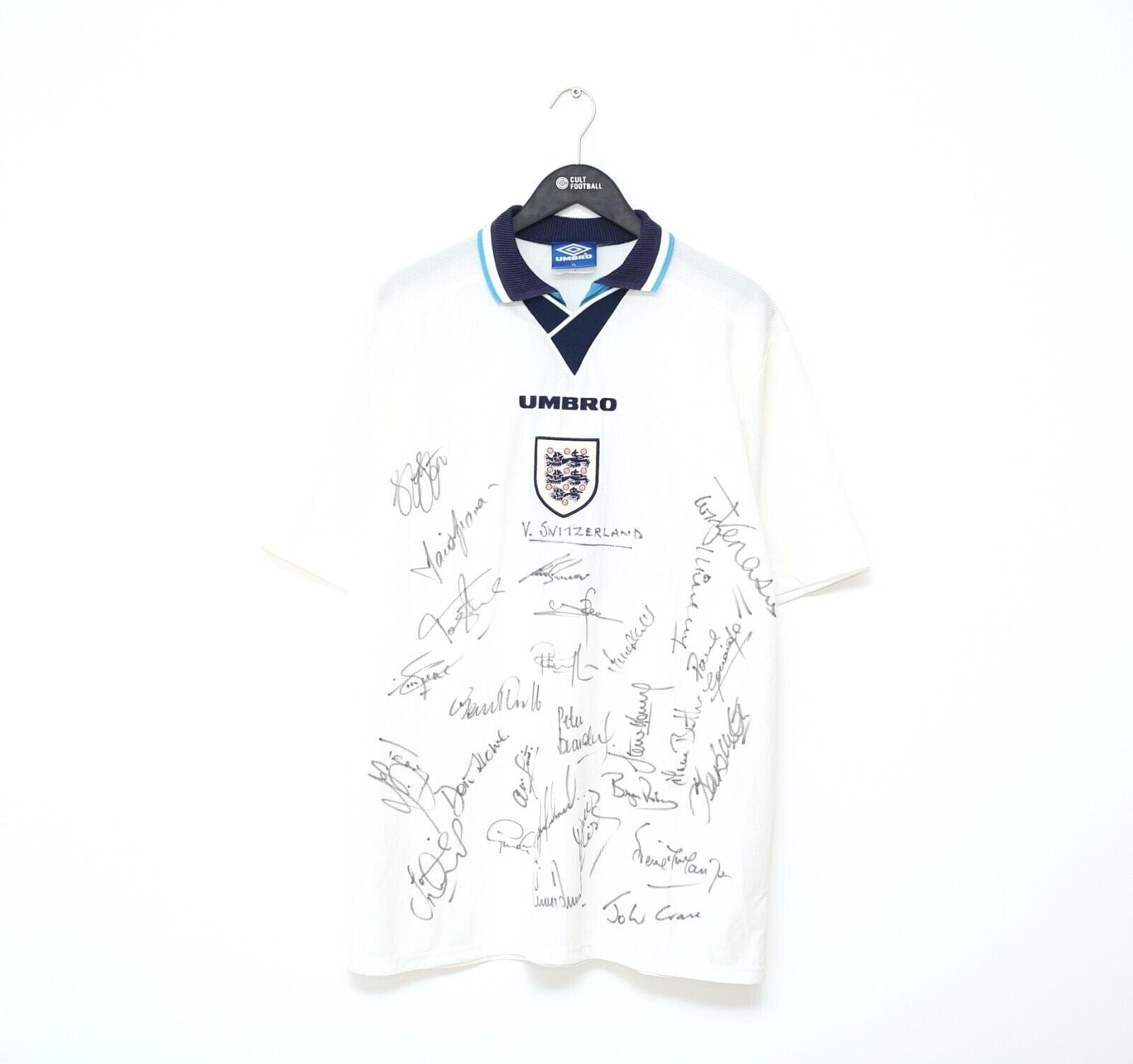 注目ブランド 1995 ENGLAND WORN/ISSUED/SIGNED MATCH Home Umbro Vintage ウェア
