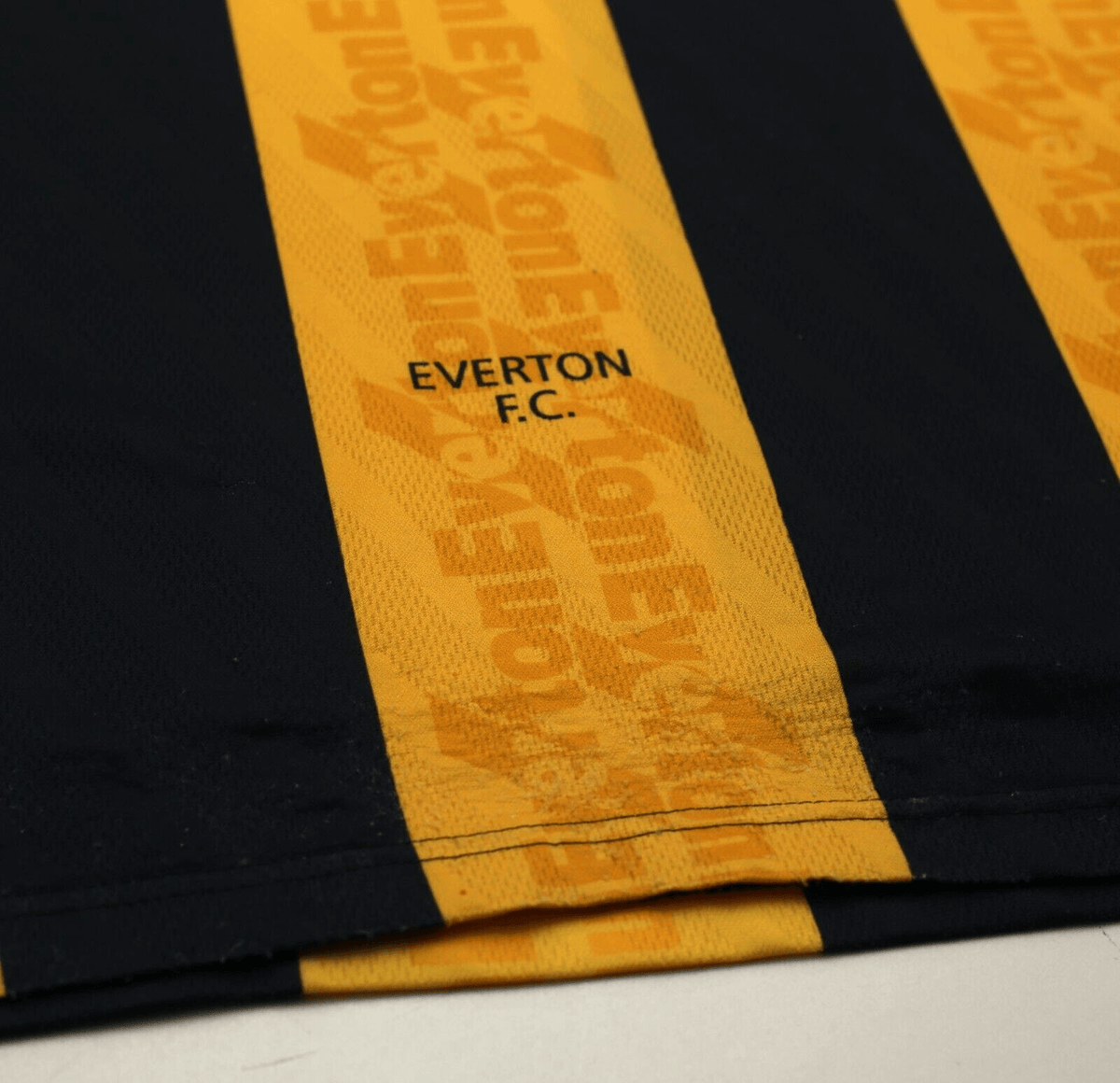 1996/97 FERGUSON #9 Everton Vintage Umbro Away Football Shirt (L)