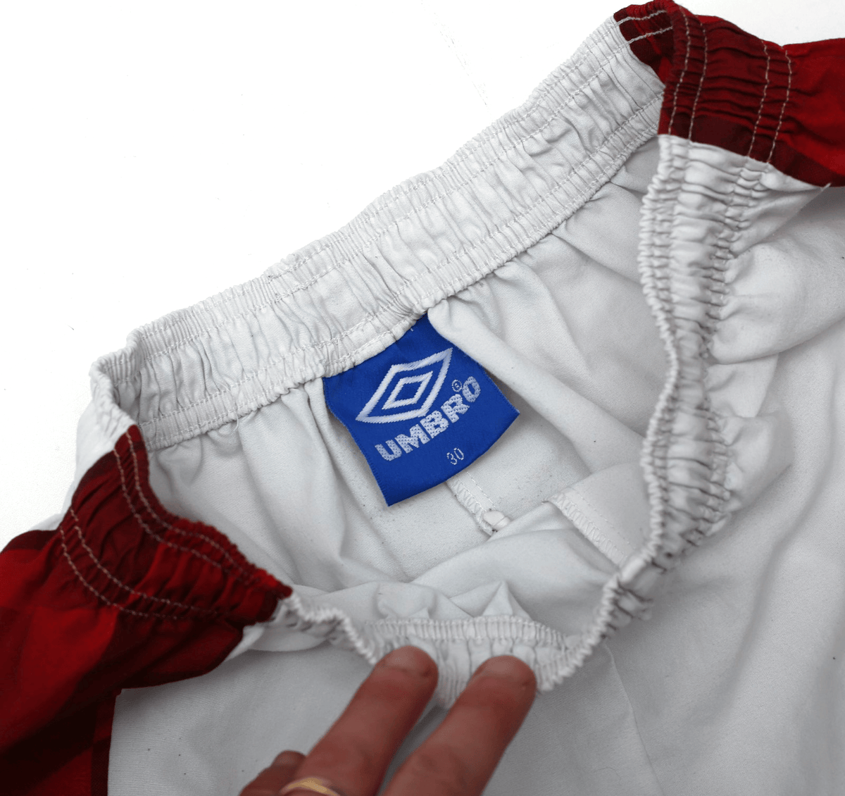 1996/98 MANCHESTER UNITED Vintage Umbro Home Football Shorts (30 Waist)