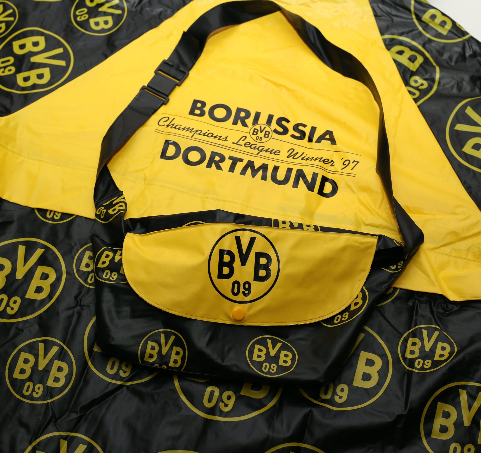 1997 BORUSSIA DORTMUND Vintage Champions League Winners Football Rain Jacket (S) BNWOT