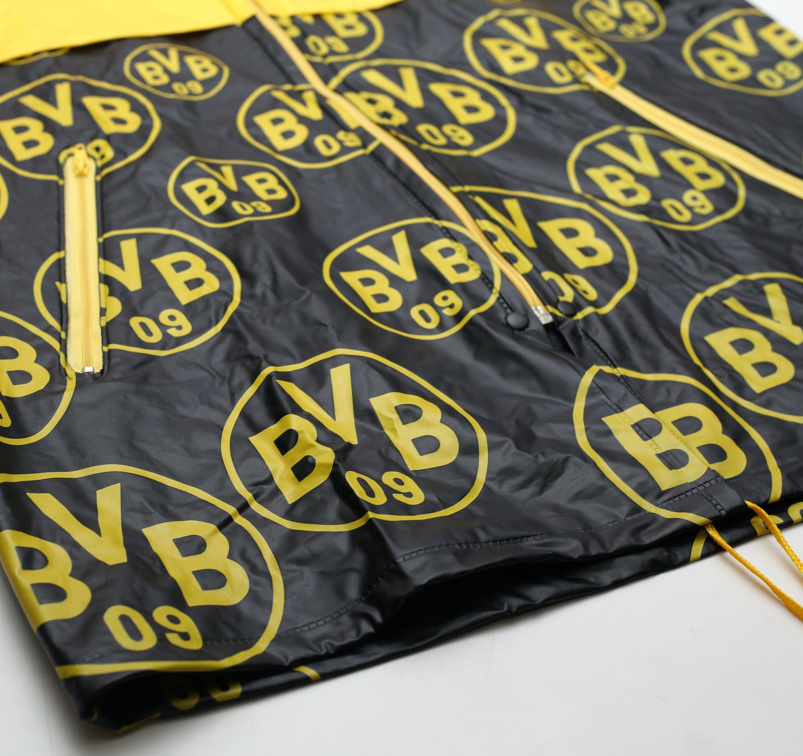 1997 BORUSSIA DORTMUND Vintage Champions League Winners Football Rain Jacket (S) BNWOT