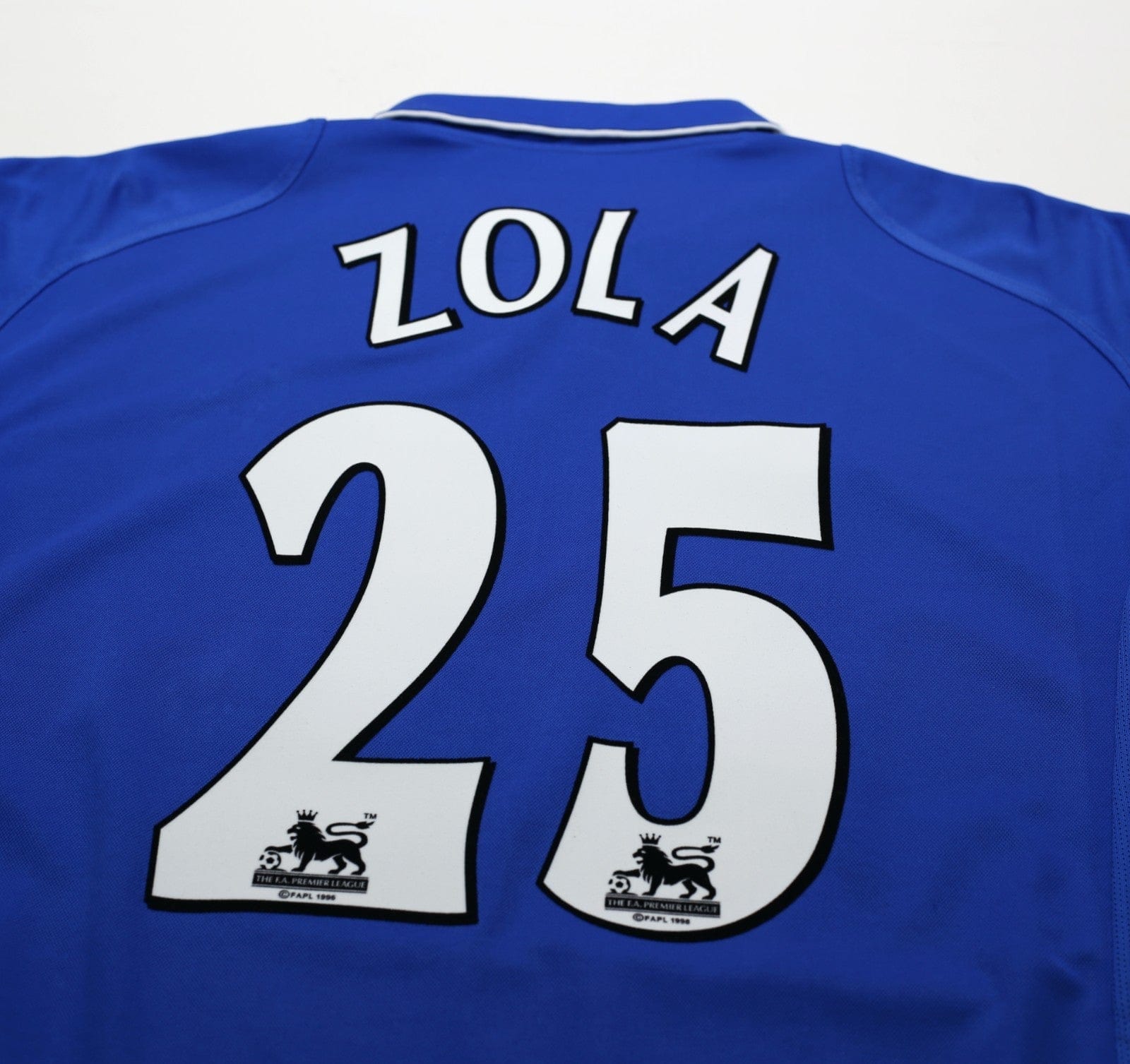 2001/03 ZOLA #25 Chelsea Vintage Umbro Home Football Shirt (M)