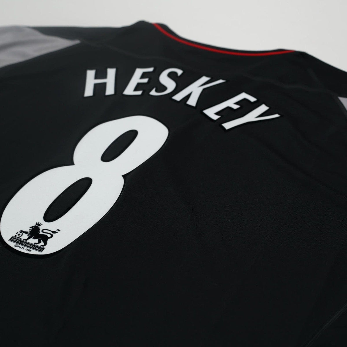 2002/04 Heskey #8 Liverpool Vintage Reebok Away Football Shirt (XL)