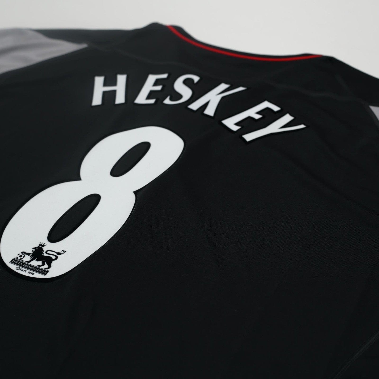 2002/04 Heskey #8 Liverpool Vintage Reebok Away Football Shirt (XL)