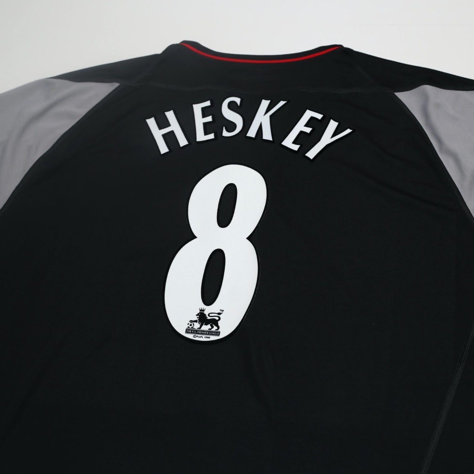 2002/04 Heskey #8 Liverpool Vintage Reebok Away Football Shirt (XL)