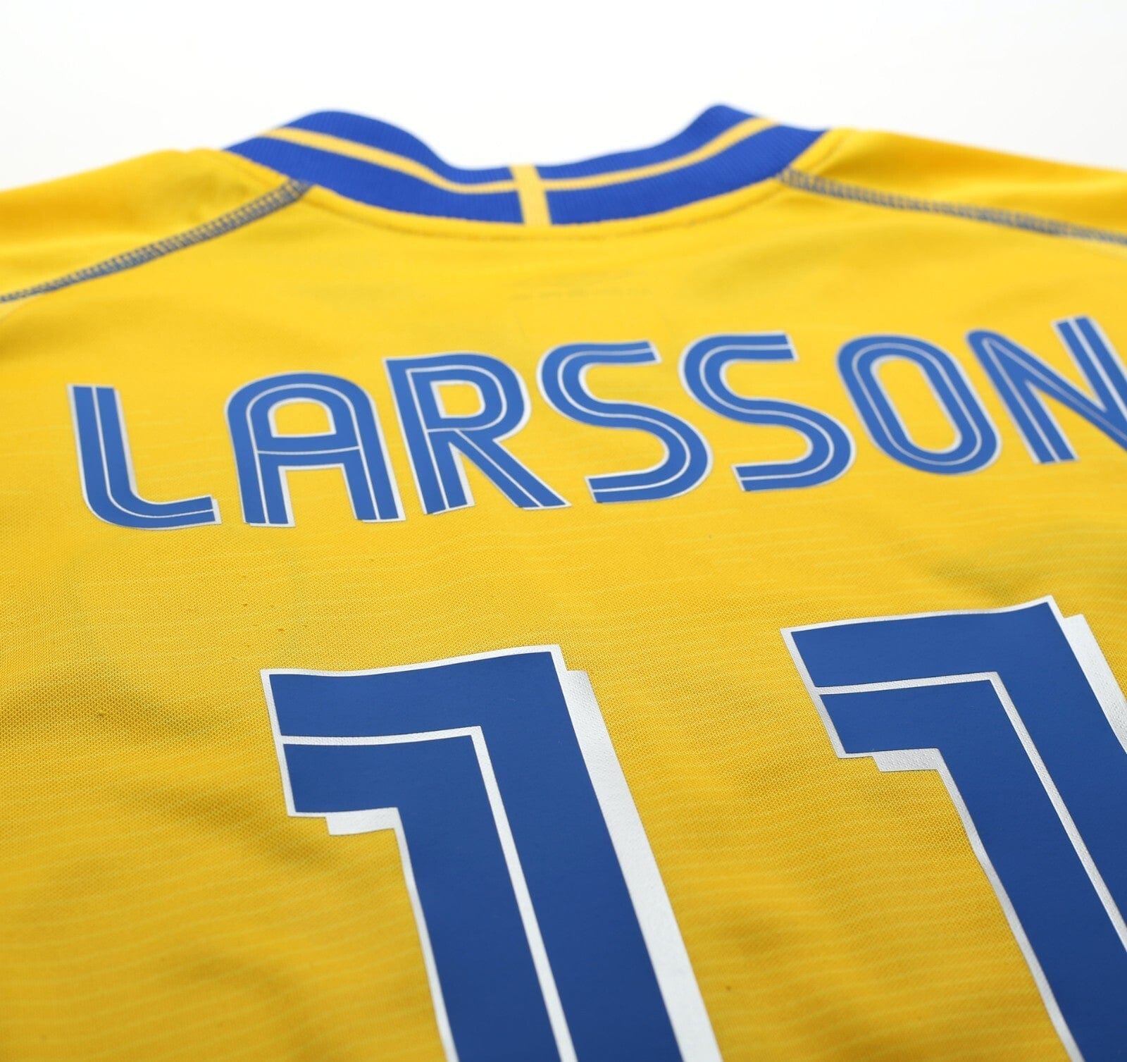 2003/04 LARSSON #11 Sweden Vintage Umbro Home Football Shirt (M) Euro 2004
