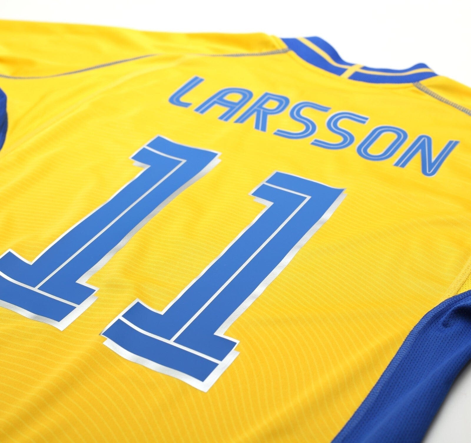 2003/04 LARSSON #11 Sweden Vintage Umbro Home Football Shirt (M) Euro 2004