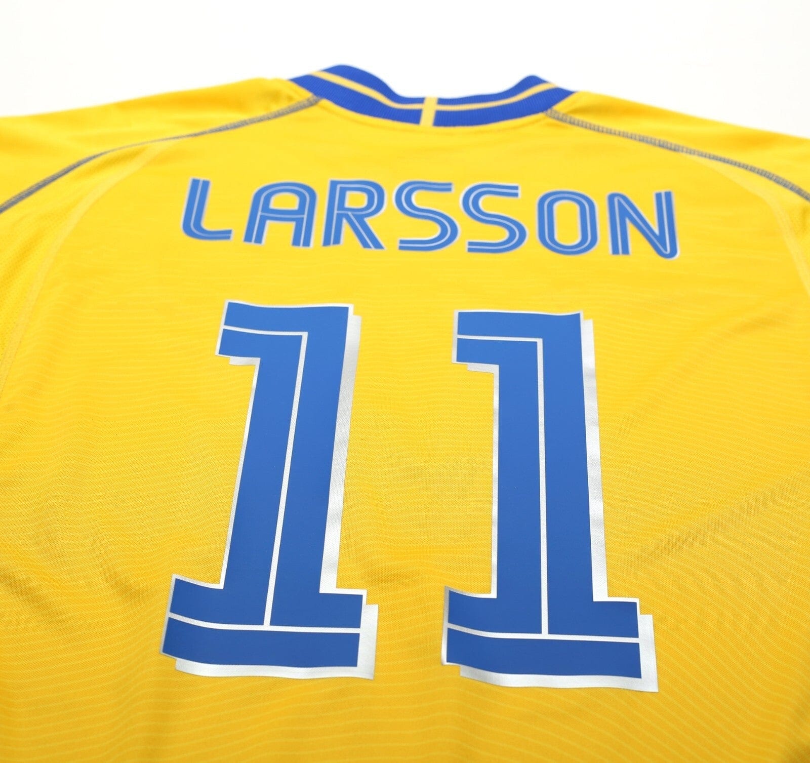 2003/04 LARSSON #11 Sweden Vintage Umbro Home Football Shirt (M) Euro 2004