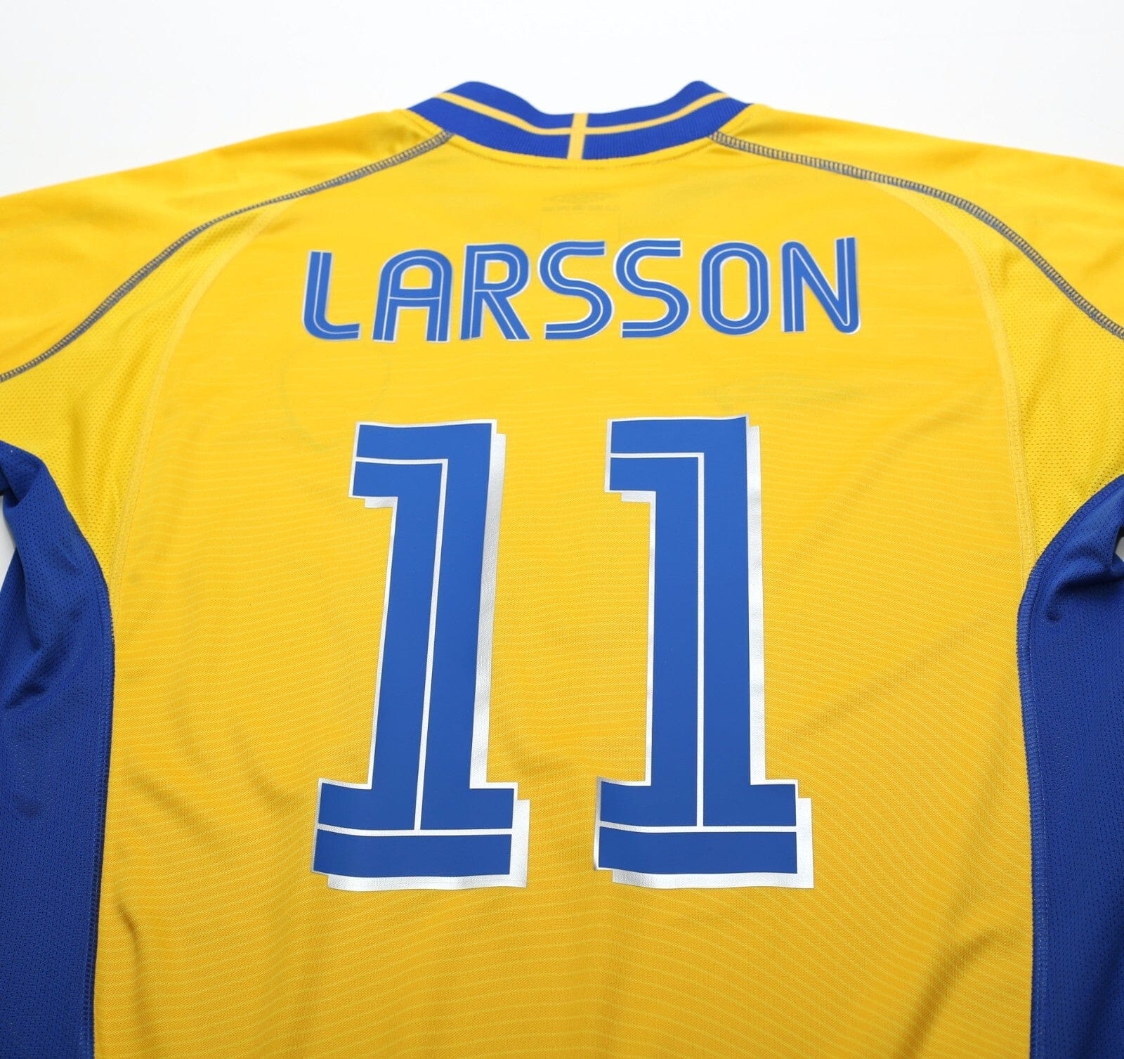 2003/04 LARSSON #11 Sweden Vintage Umbro Home Football Shirt (M) Euro 2004
