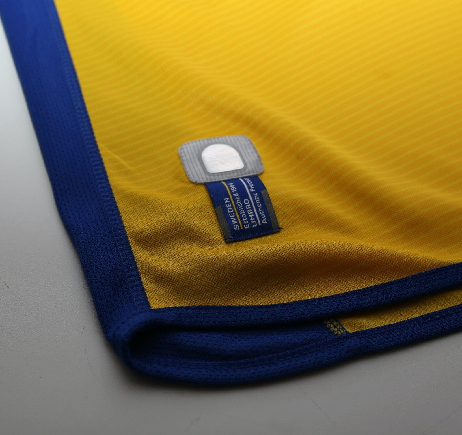 2003/04 LARSSON #11 Sweden Vintage Umbro Home Football Shirt (M) Euro 2004