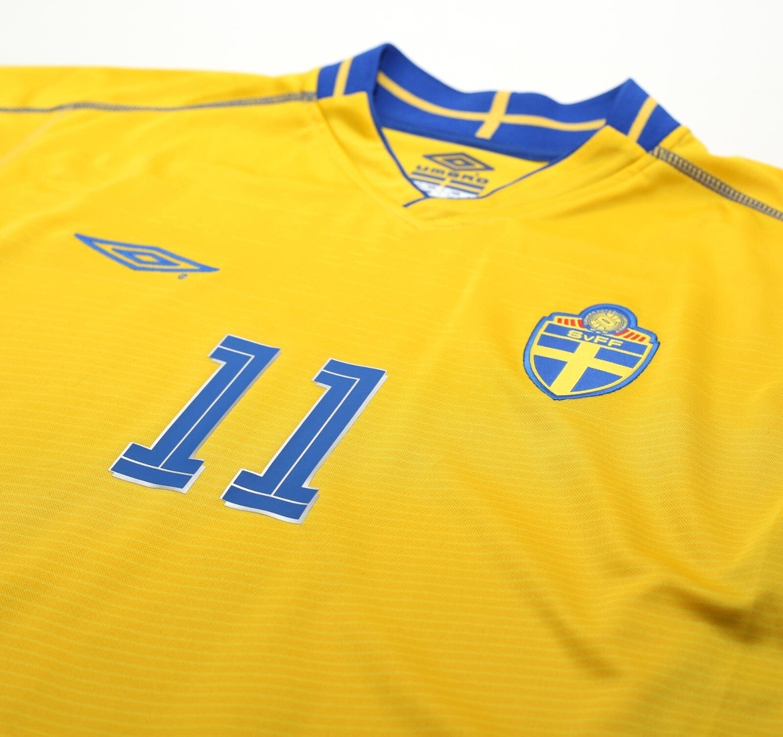 2003/04 LARSSON #11 Sweden Vintage Umbro Home Football Shirt (M) Euro 2004