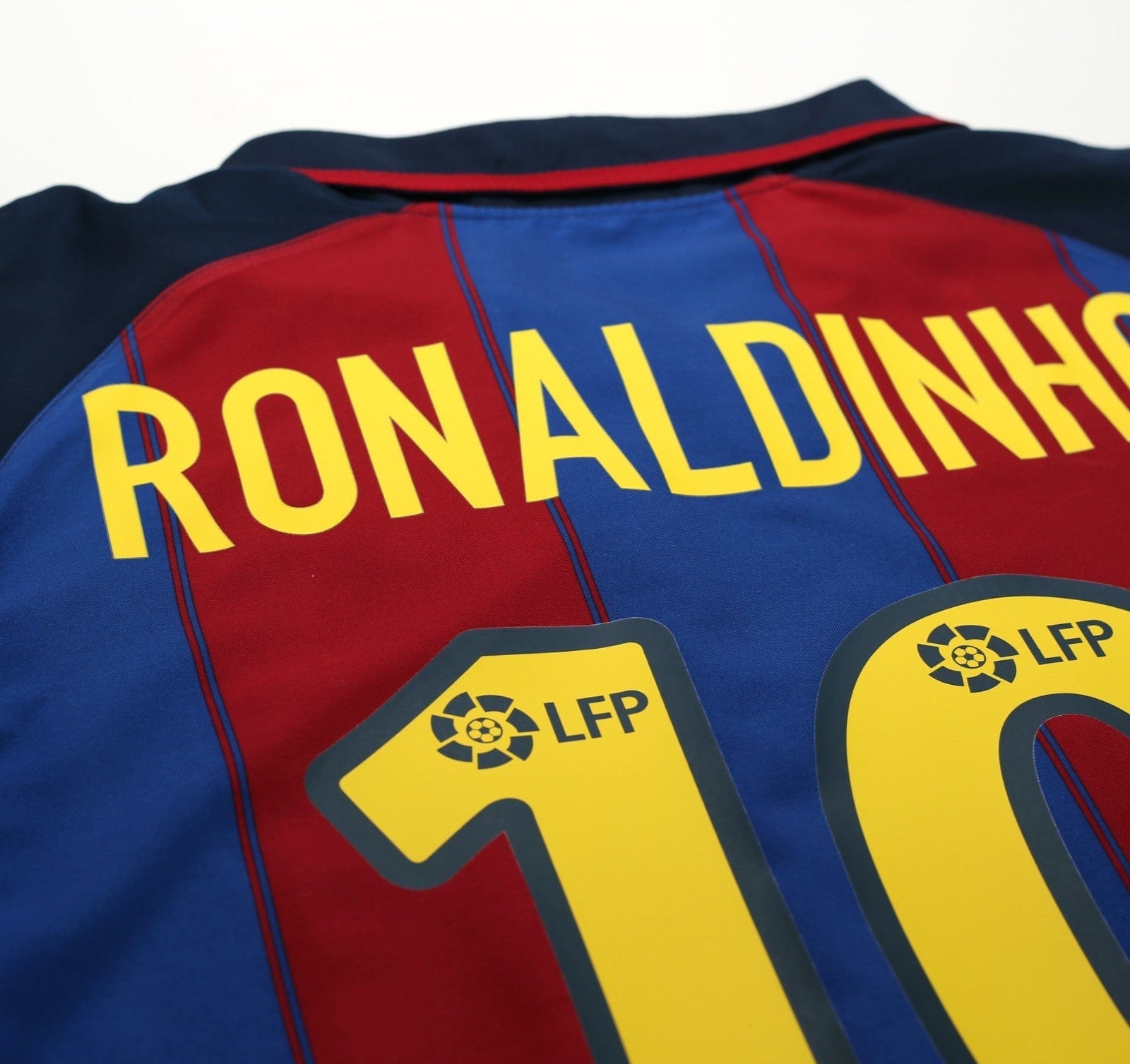 2003/04 RONALDINHO #10 Barcelona Vintage Nike Home Football Shirt (M)