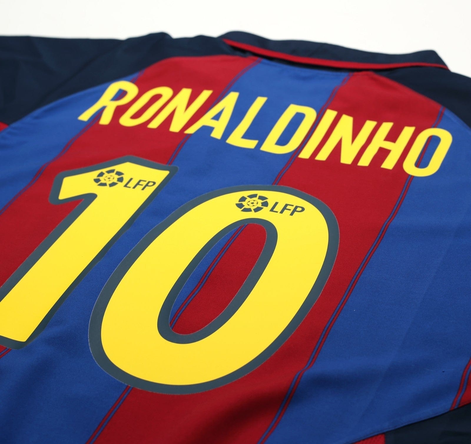 2003/04 RONALDINHO #10 Barcelona Vintage Nike Home Football Shirt (M)