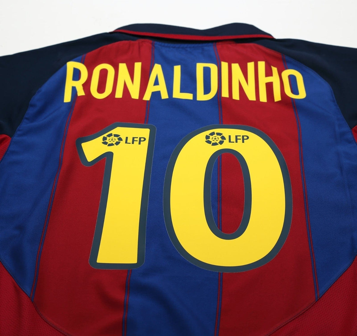 2003/04 RONALDINHO #10 Barcelona Vintage Nike Home Football Shirt (M)