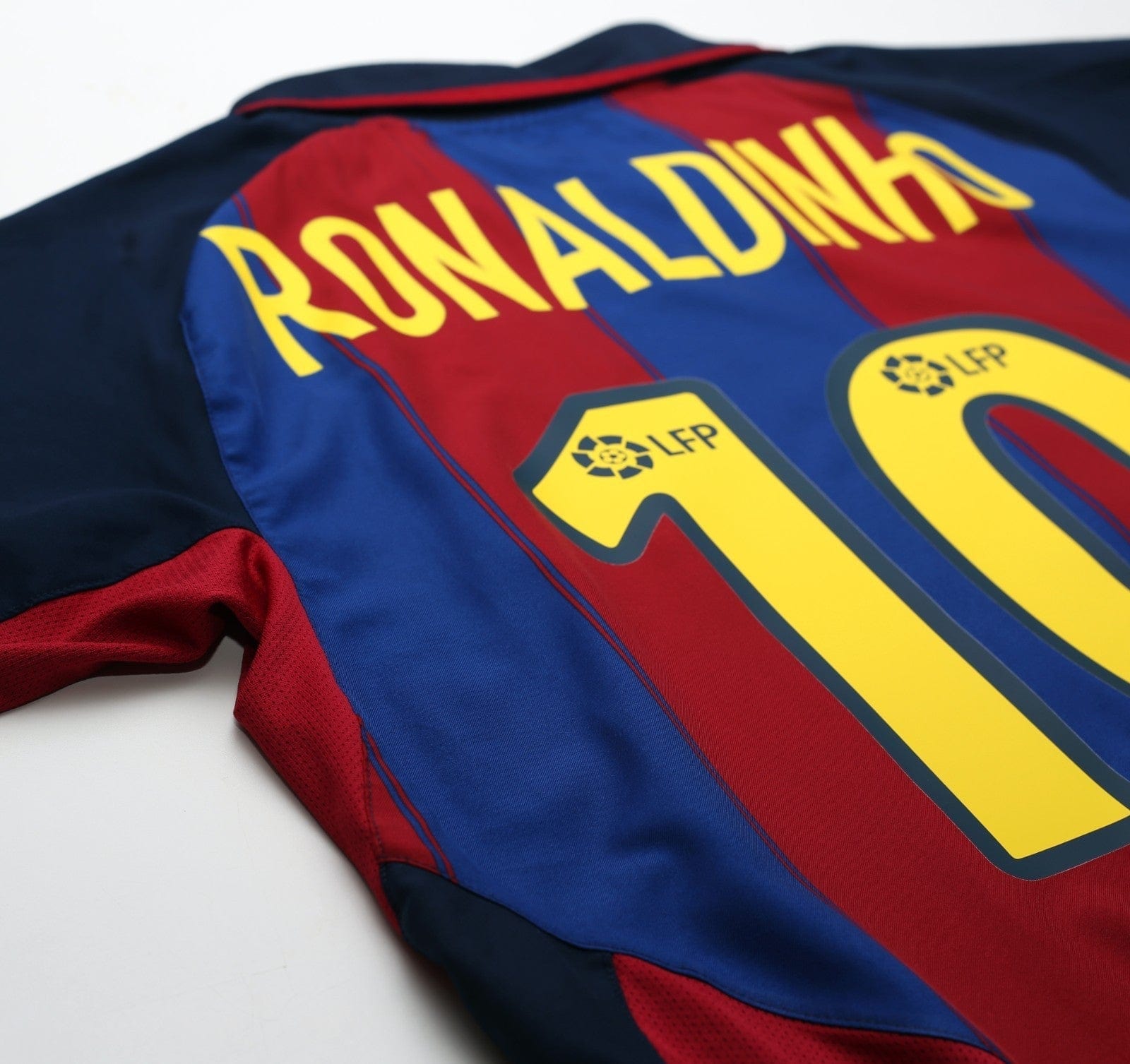 2003/04 RONALDINHO #10 Barcelona Vintage Nike Home Football Shirt (M)