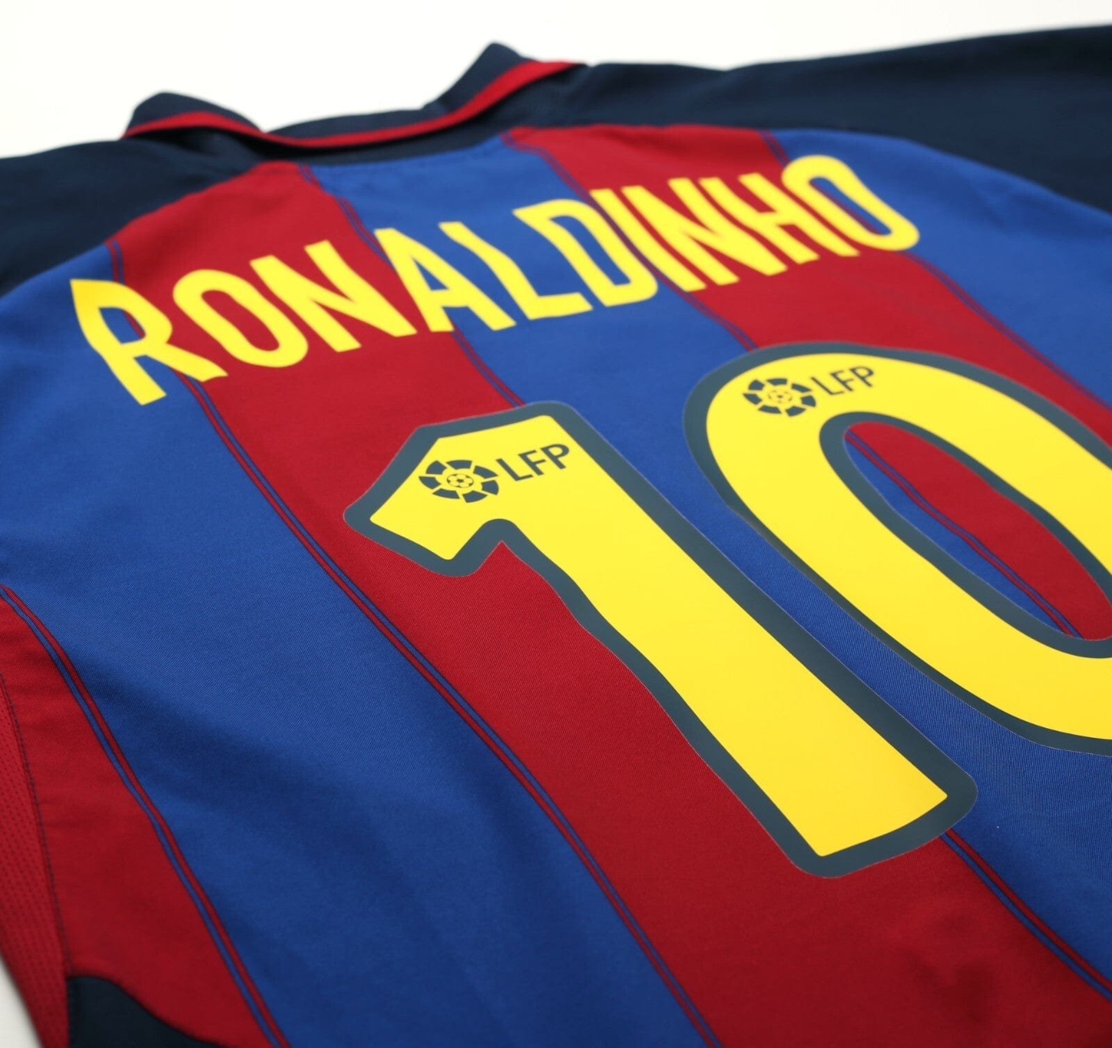 2003/04 RONALDINHO #10 Barcelona Vintage Nike Home Football Shirt (XL)