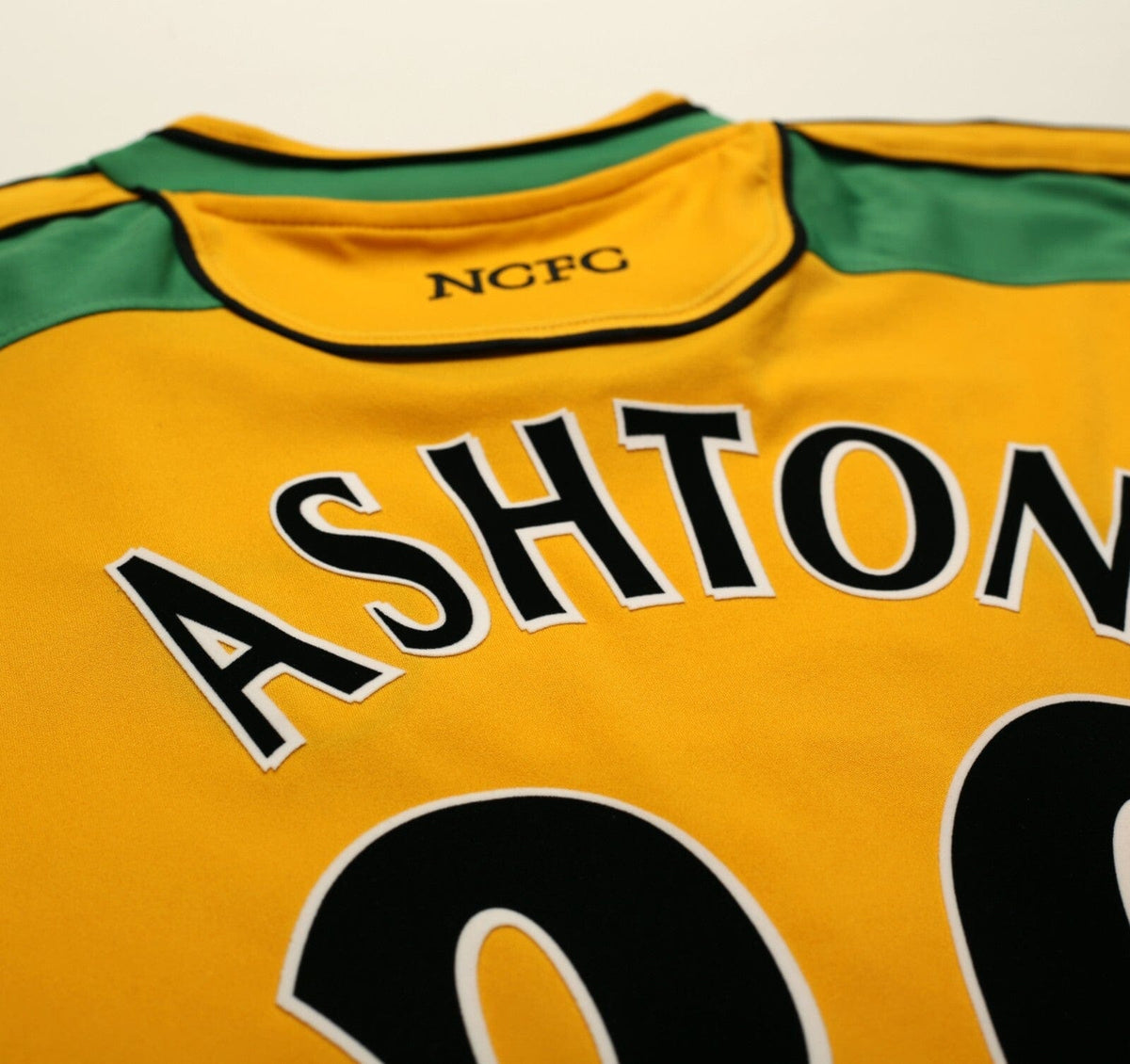 2004/05 ASHTON #36 Norwich City Vintage XARA Home Football Shirt (M)