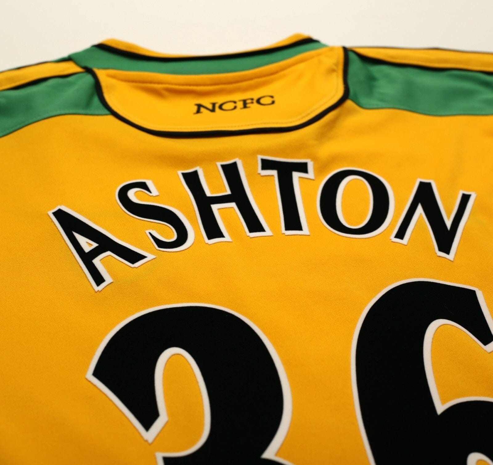 2004/05 ASHTON #36 Norwich City Vintage XARA Home Football Shirt (M)