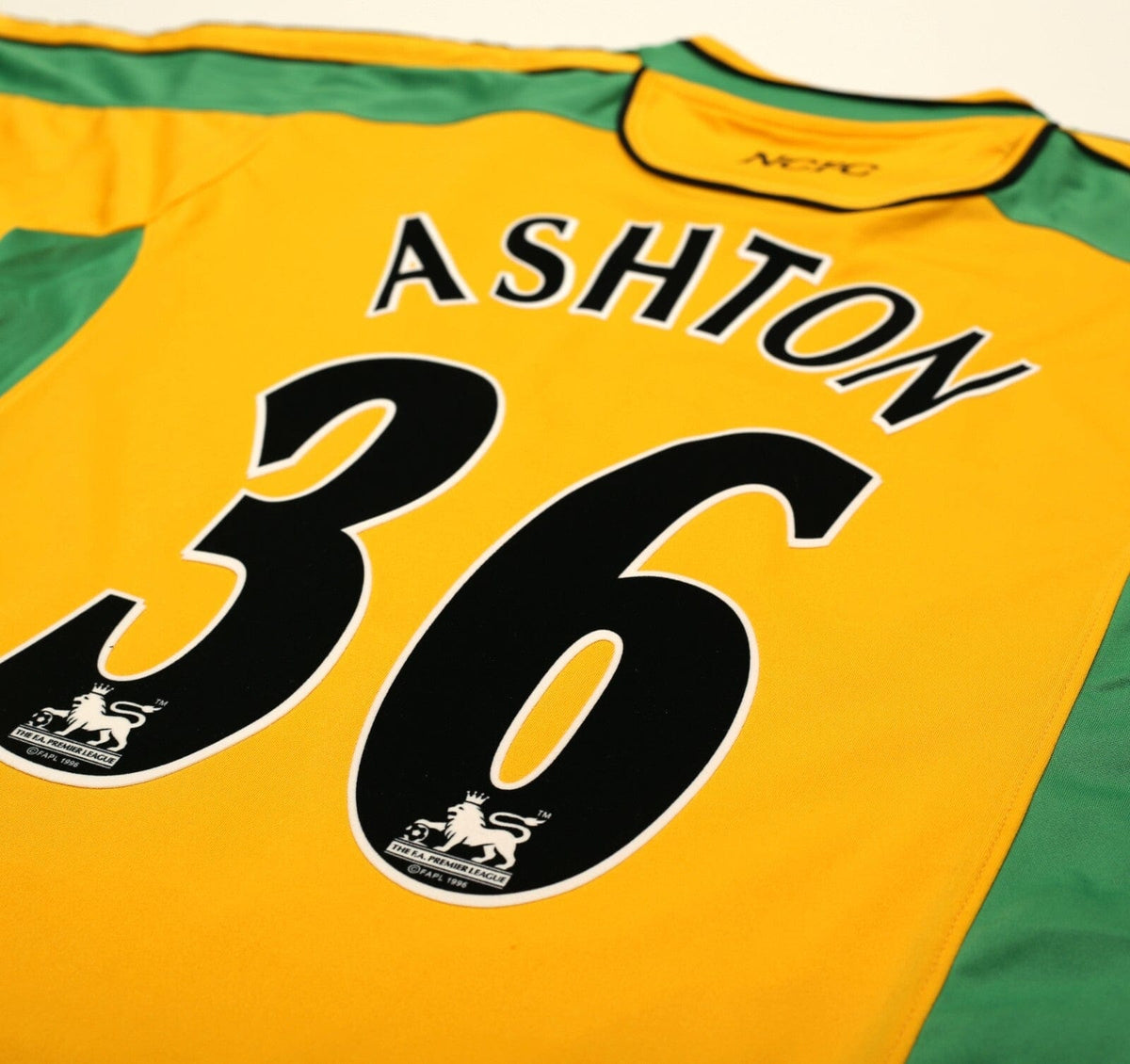 2004/05 ASHTON #36 Norwich City Vintage XARA Home Football Shirt (M)