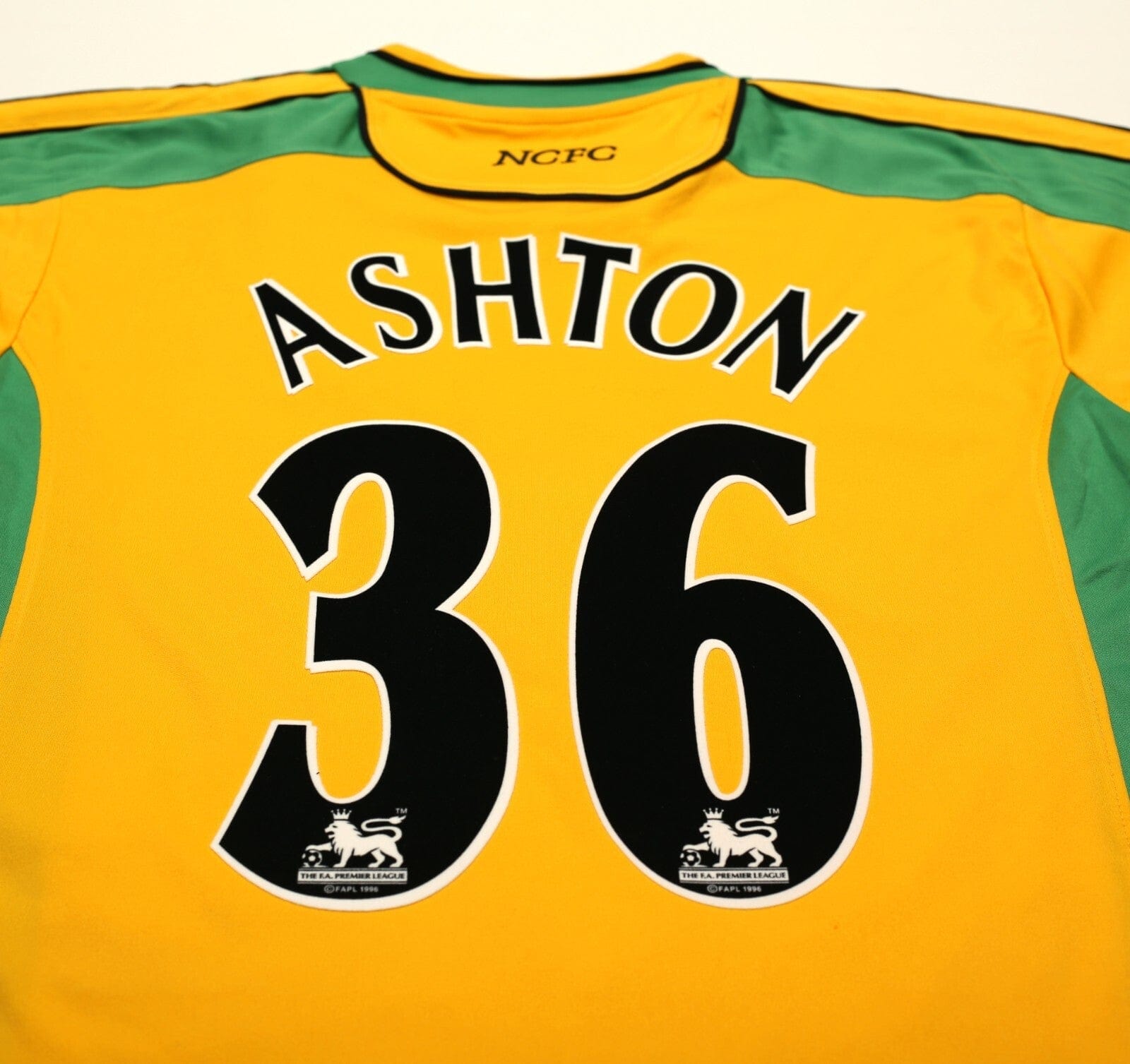 2004/05 ASHTON #36 Norwich City Vintage XARA Home Football Shirt (M)