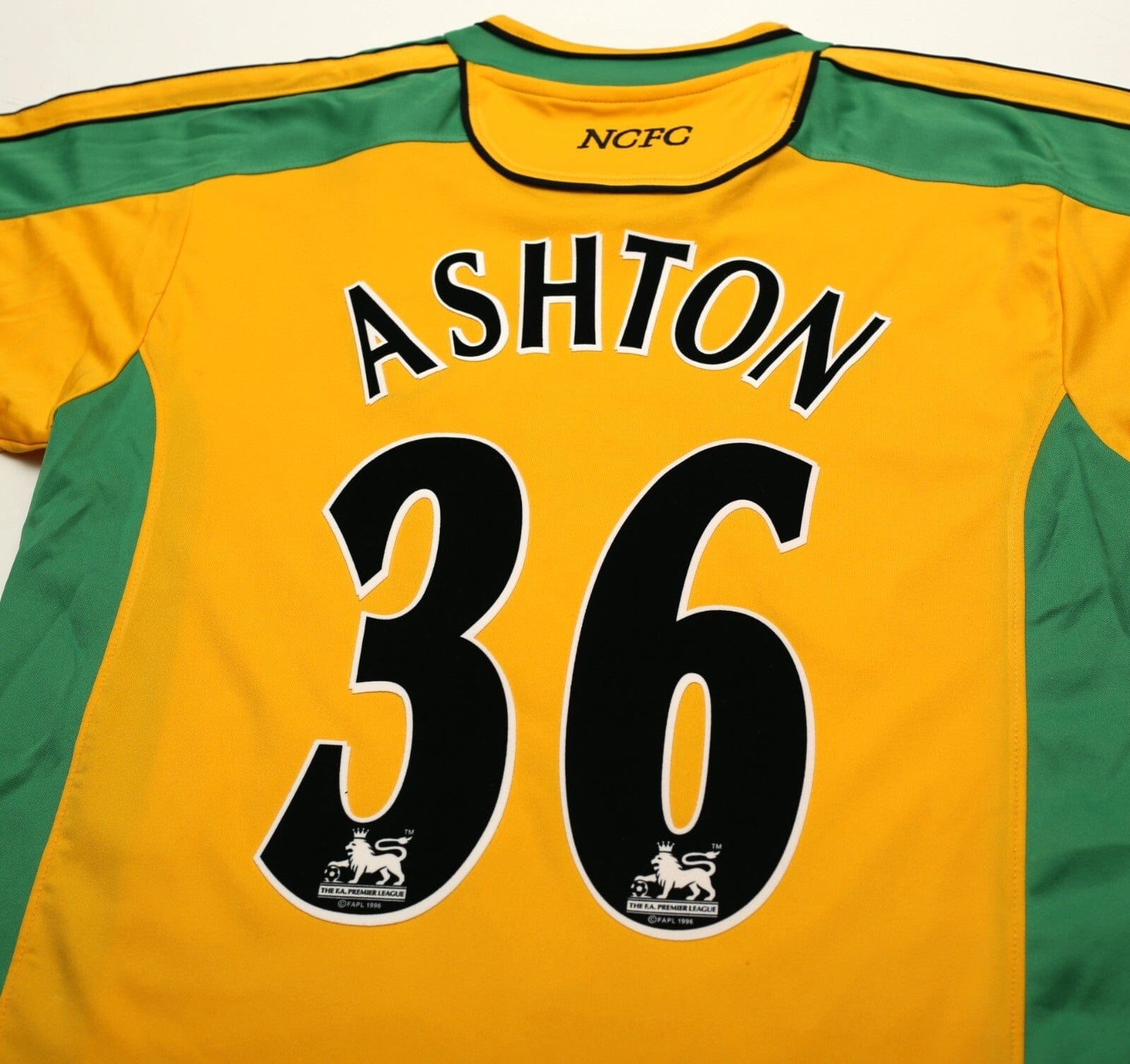 2004/05 ASHTON #36 Norwich City Vintage XARA Home Football Shirt (M)