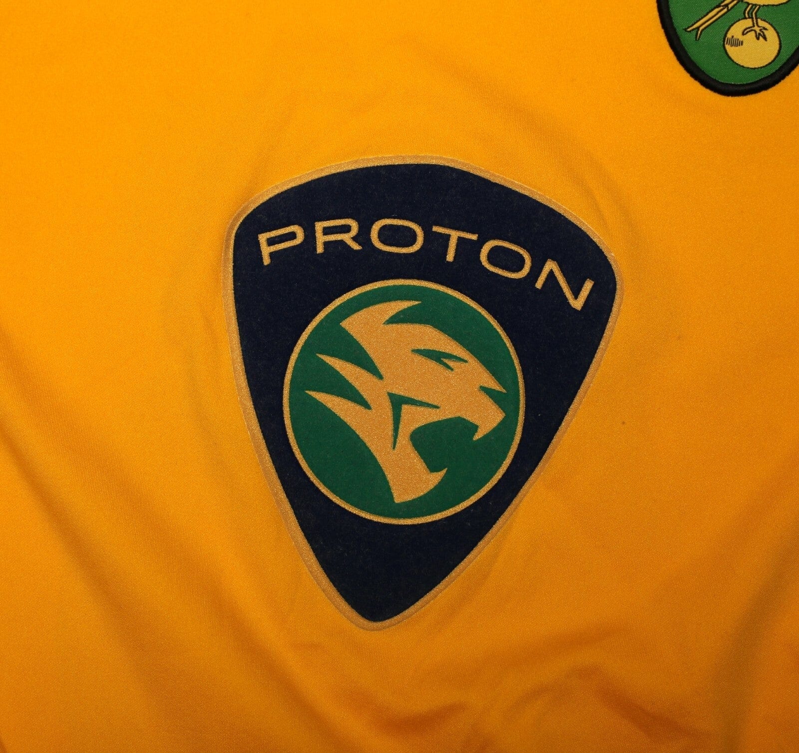 2004/05 ASHTON #36 Norwich City Vintage XARA Home Football Shirt (M)