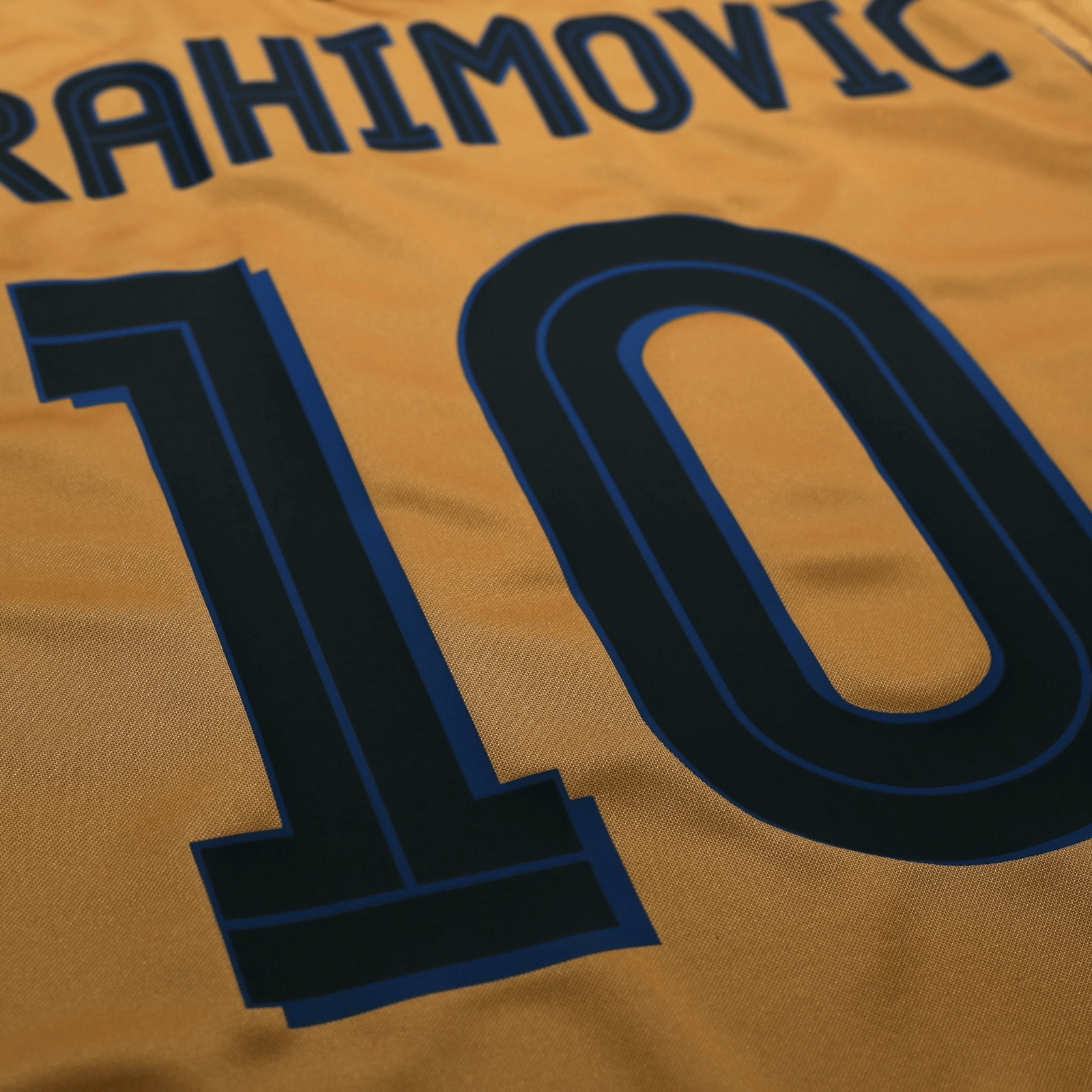 2004/05 Ibrahimovic #10 Sweden Vintage Umbro Centenary Football Shirt (M/L)
