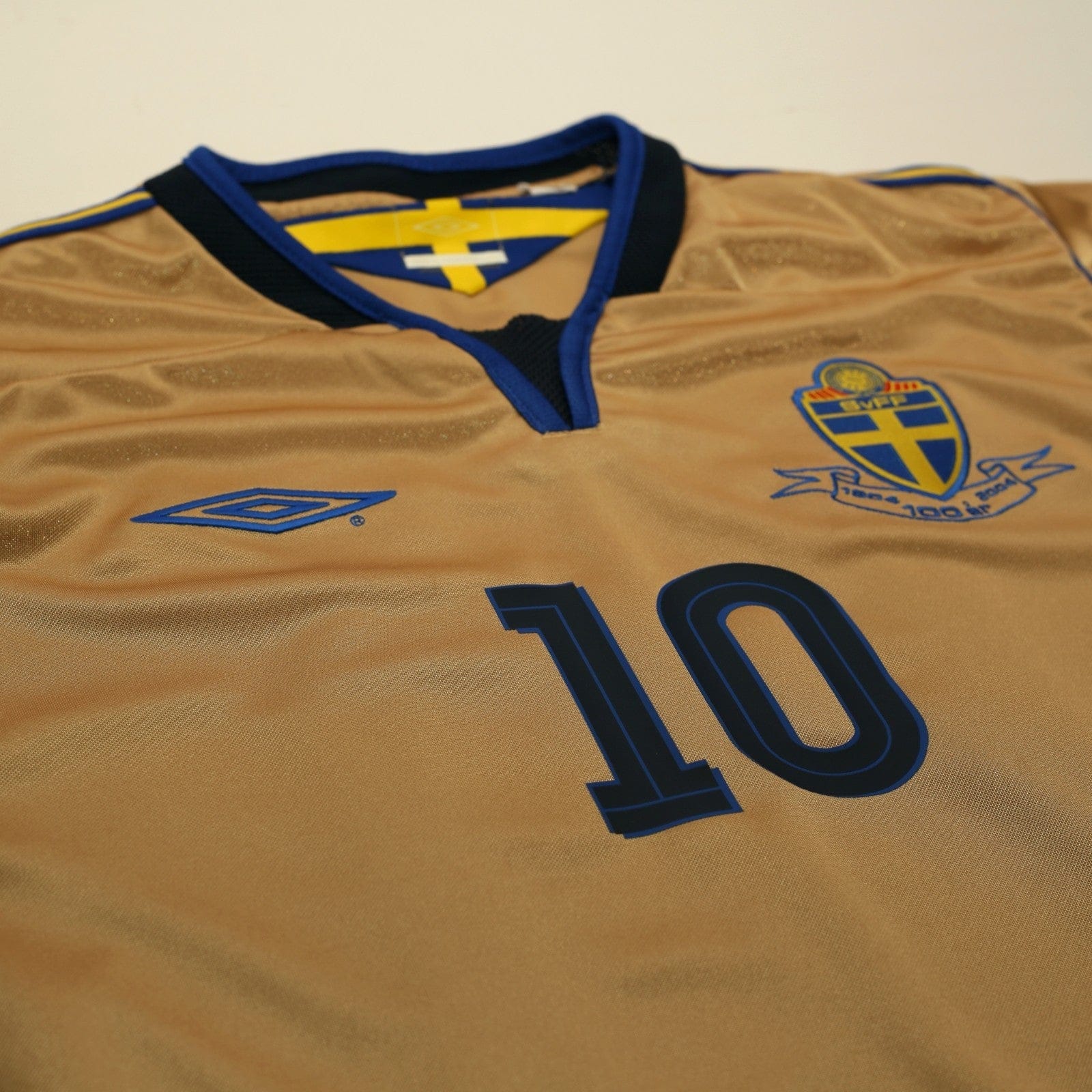 2004/05 Ibrahimovic #10 Sweden Vintage Umbro Centenary Football Shirt (M/L)