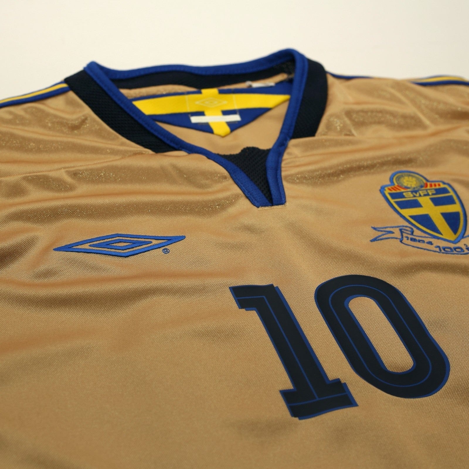 2004/05 Ibrahimovic #10 Sweden Vintage Umbro Centenary Football Shirt (M/L)