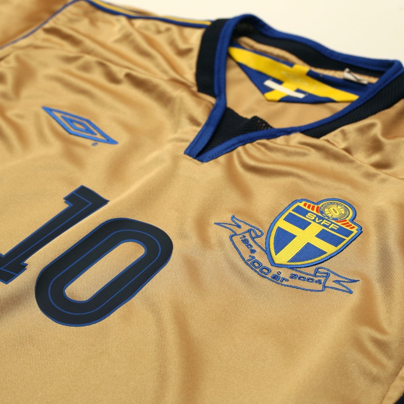 2004/05 Ibrahimovic #10 Sweden Vintage Umbro Centenary Football Shirt (M/L)