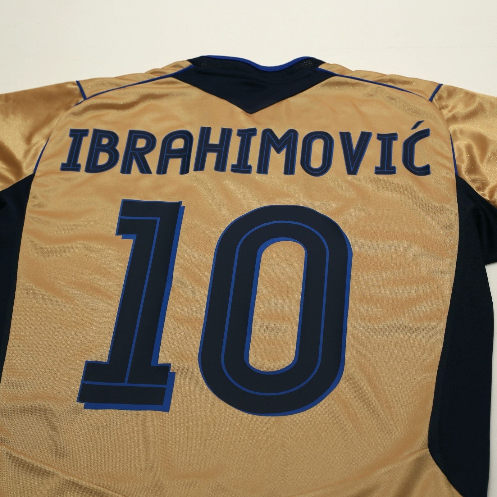 2004/05 Ibrahimovic #10 Sweden Vintage Umbro Centenary Football Shirt (M/L)