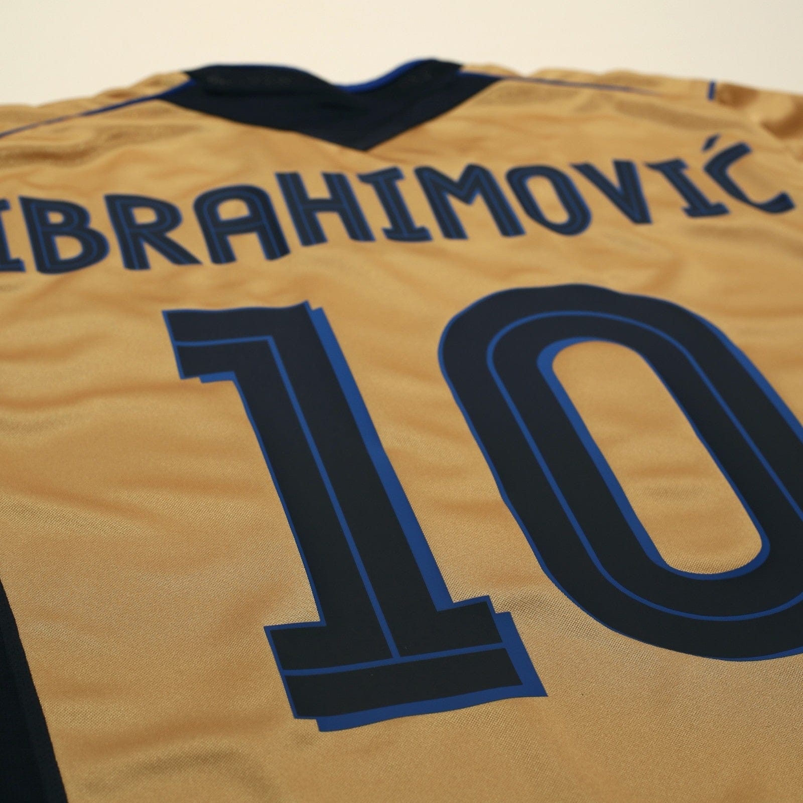 2004/05 Ibrahimovic #10 Sweden Vintage Umbro Centenary Football Shirt (M/L)