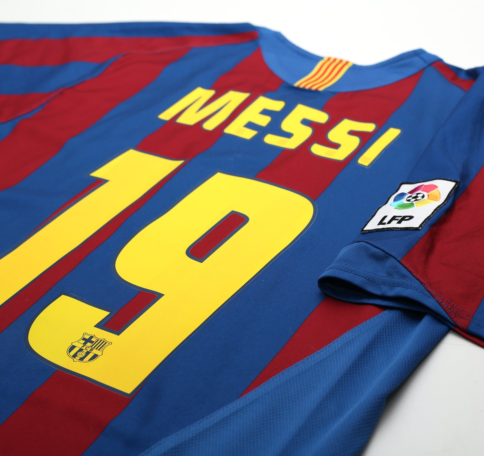 2005/06 MESSI #19 Barcelona Vintage Nike Home Football Shirt (S)