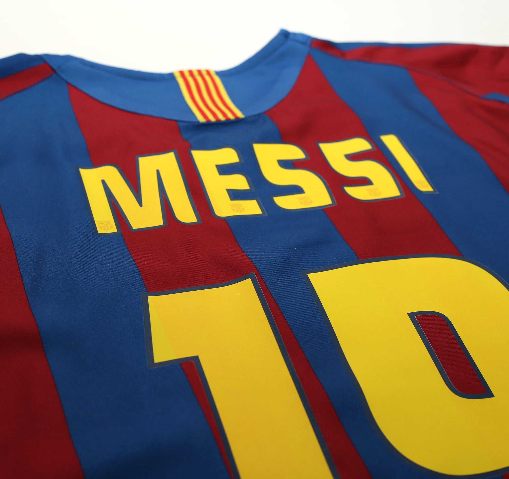 2005/06 MESSI #19 Barcelona Vintage Nike Home Football Shirt (S)