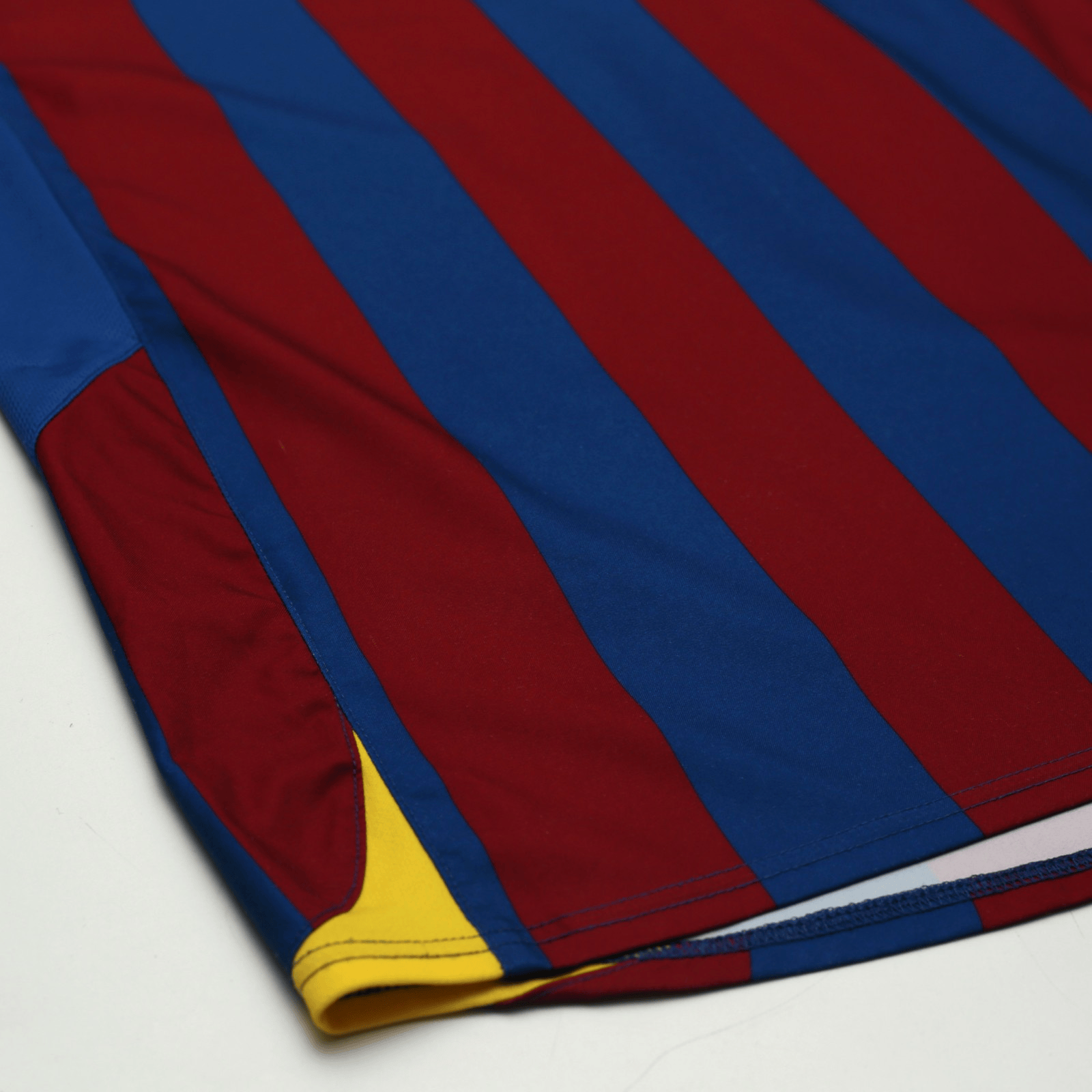 2005/06 Ronaldinho #10 Barcelona Vintage Nike Home Football Shirt (M)