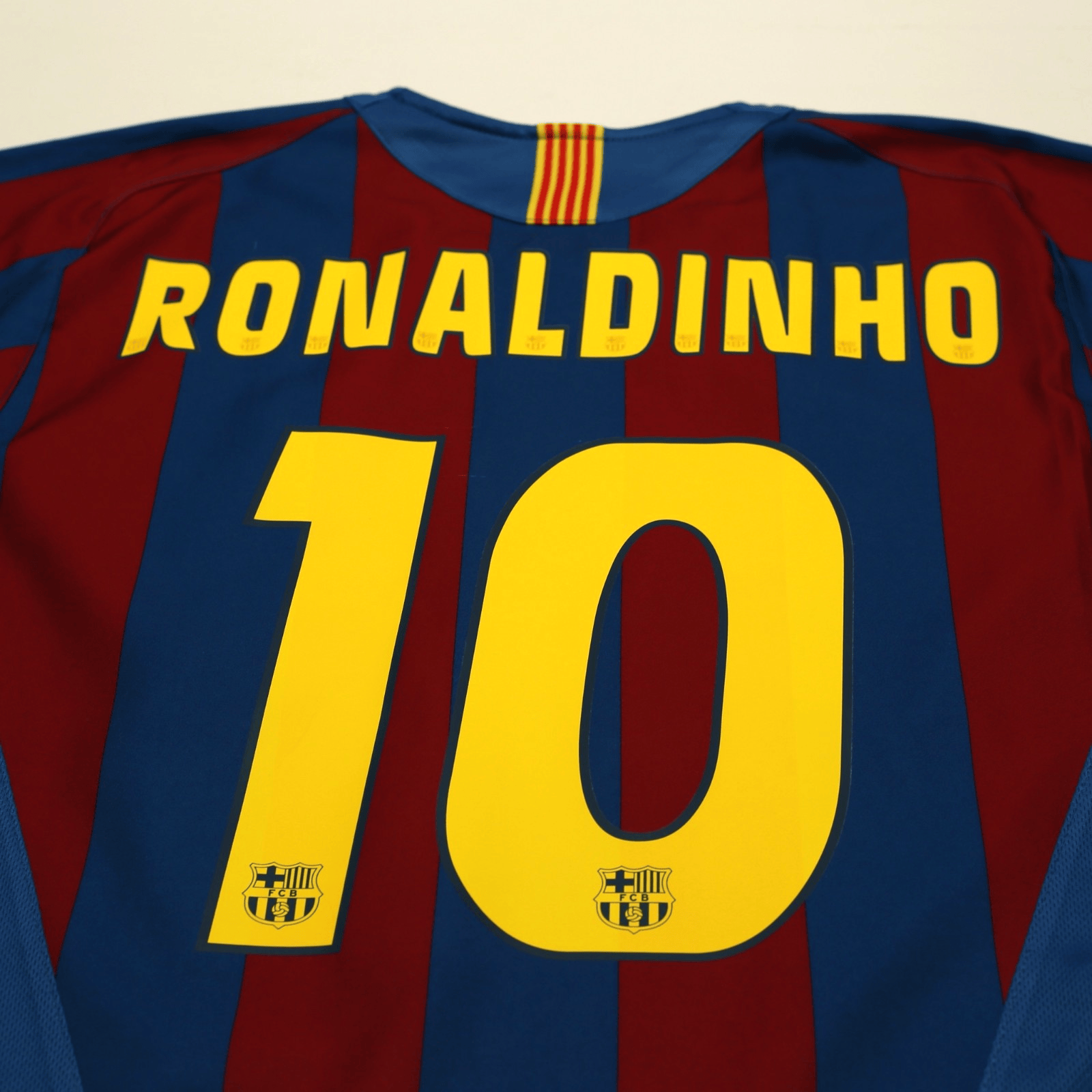 2005/06 Ronaldinho #10 Barcelona Vintage Nike Home Football Shirt (M)